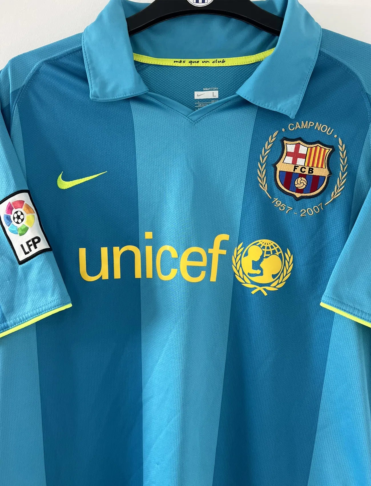 Maillot de foot vintage extérieur du FC Barcelone de la saison 2007-2009. On peut retrouver l'équipementier nike et le sponsor unicef. Le maillot est de couleur bleu turquoise. Il s'agit d'un maillot authentique comportant les numéros 237743-414