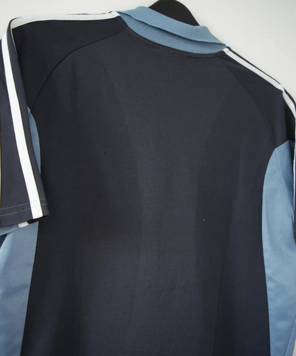 Maillot extérieur de l'OM de couleur bleu, blanc et noir. On peut retrouver l'équipementier adidas et le sponsor khalifa airways