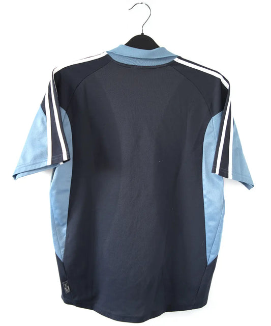 Maillot extérieur de l'OM de couleur bleu, blanc et noir. On peut retrouver l'équipementier adidas et le sponsor khalifa airways