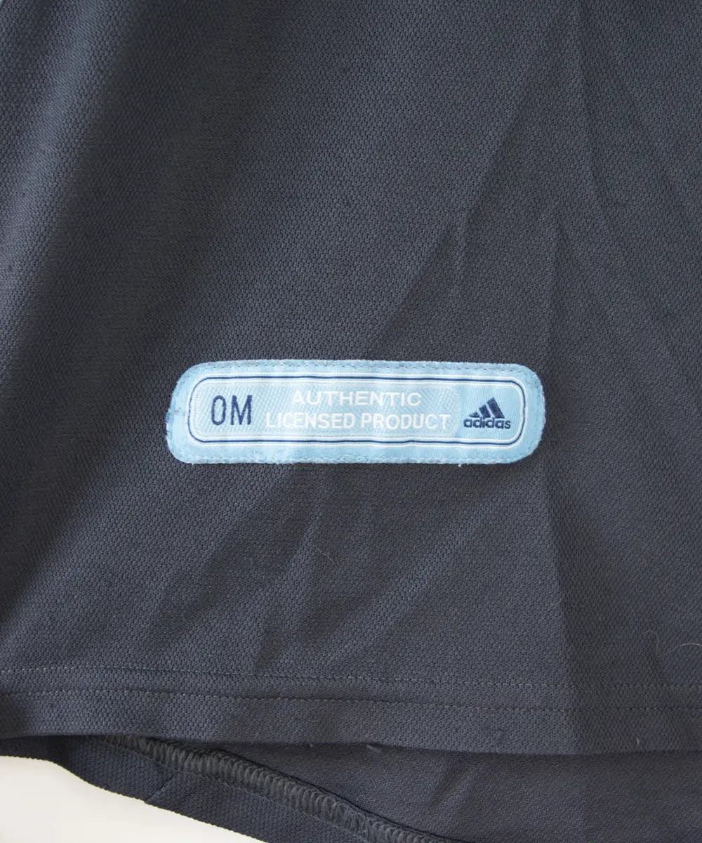 Maillot extérieur de l'OM de couleur bleu, blanc et noir. On peut retrouver l'équipementier adidas et le sponsor khalifa airways