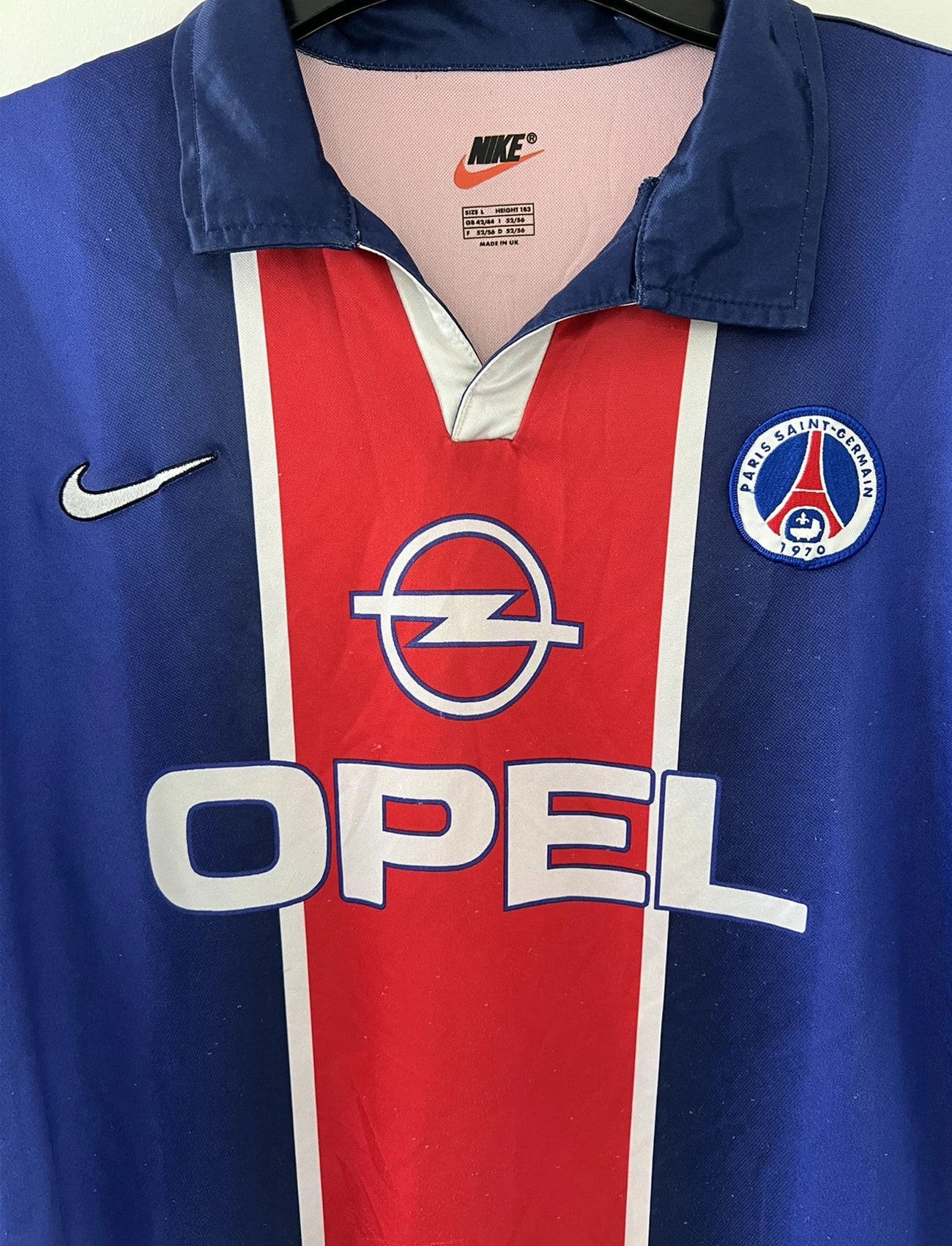 Maillot de foot vintage domicile du PSG de la saison 1998/1999. Le maillot est de couleur bleu blanc et rouge. On peut retrouver l'équipementier nike et le sponsor opel. Il s'agit d'un maillot authentique d'époque.