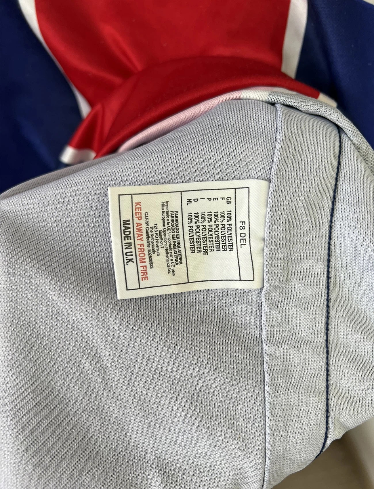 Maillot de foot vintage domicile du PSG de la saison 1998/1999. Le maillot est de couleur bleu blanc et rouge. On peut retrouver l'équipementier nike et le sponsor opel. Il s'agit d'un maillot authentique d'époque.
