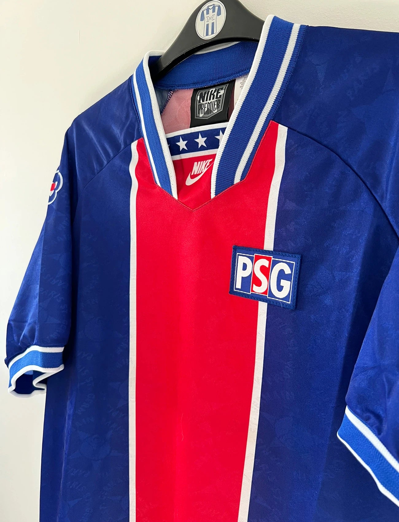 Maillot de foot vintage domicile du PSG de la saison 1994/1995 issu du stock pro. On peut retrouver l'équipementier Nike. Il s'agit d'un maillot authentique d'époque.