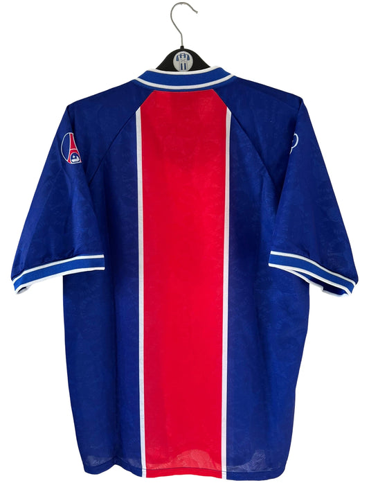 Maillot de foot vintage domicile du PSG de la saison 1994/1995 issu du stock pro. On peut retrouver l'équipementier Nike. Il s'agit d'un maillot authentique d'époque.