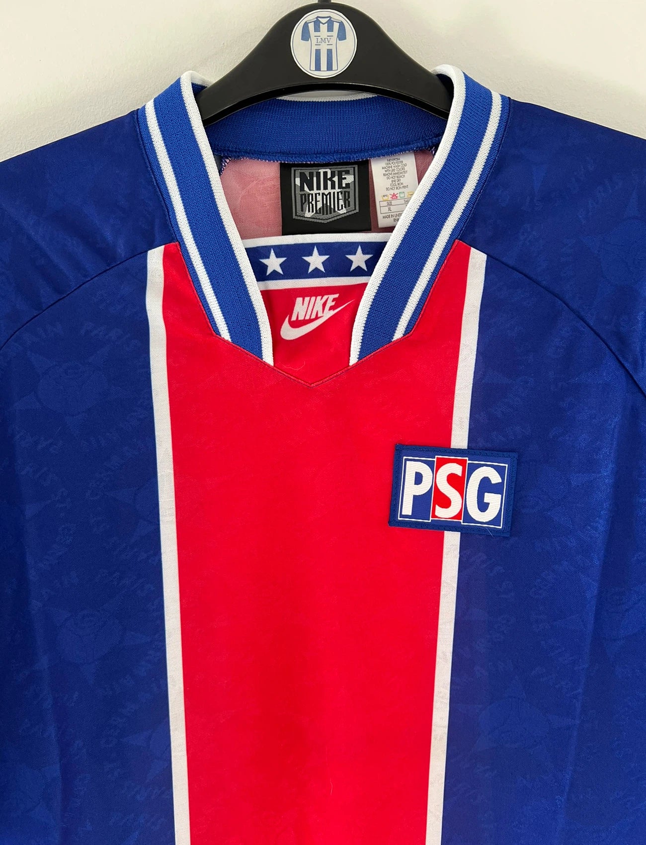 Maillot de foot vintage domicile du PSG de la saison 1994/1995 issu du stock pro. On peut retrouver l'équipementier Nike. Il s'agit d'un maillot authentique d'époque.