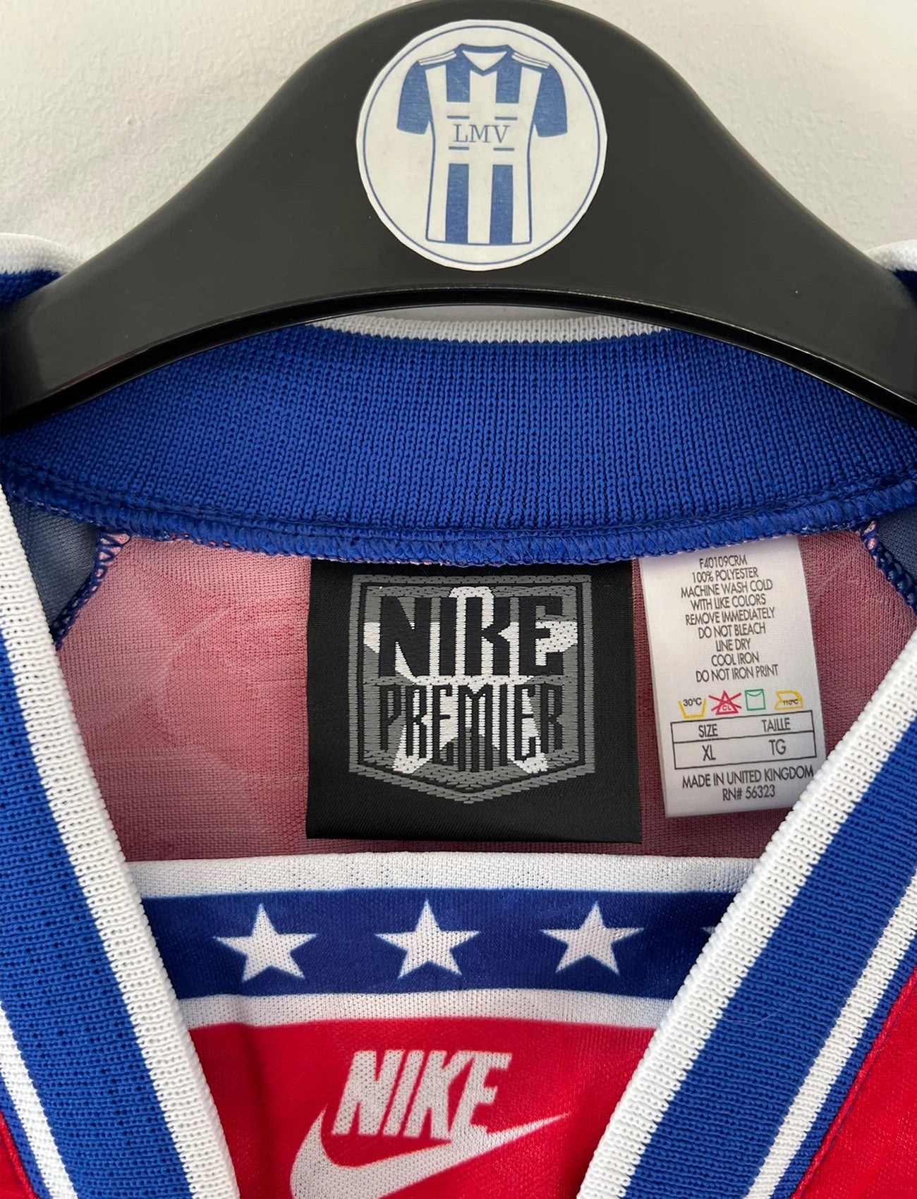 Maillot de foot vintage domicile du PSG de la saison 1994/1995 issu du stock pro. On peut retrouver l'équipementier Nike. Il s'agit d'un maillot authentique d'époque.