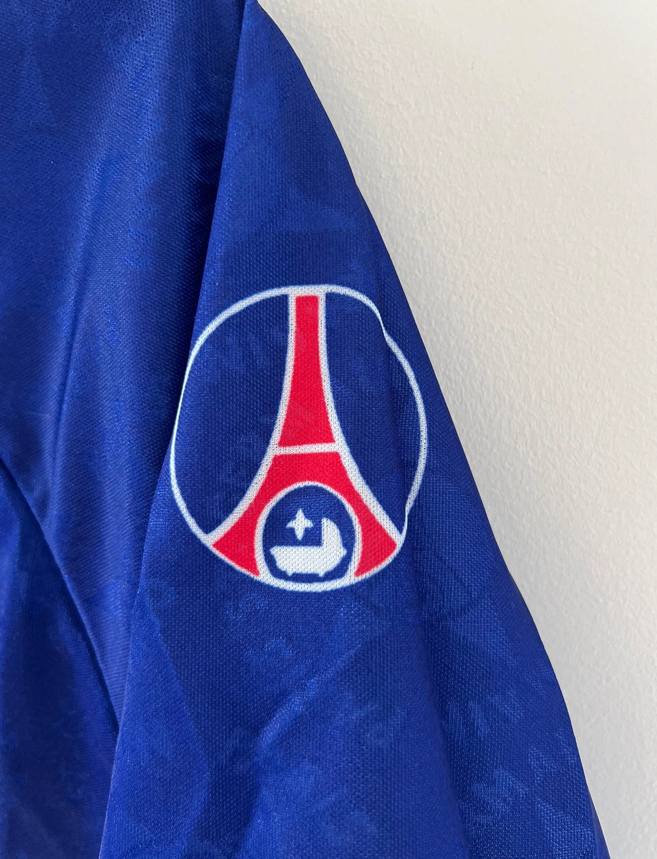 Maillot de foot vintage domicile du PSG de la saison 1994/1995 issu du stock pro. On peut retrouver l'équipementier Nike. Il s'agit d'un maillot authentique d'époque.