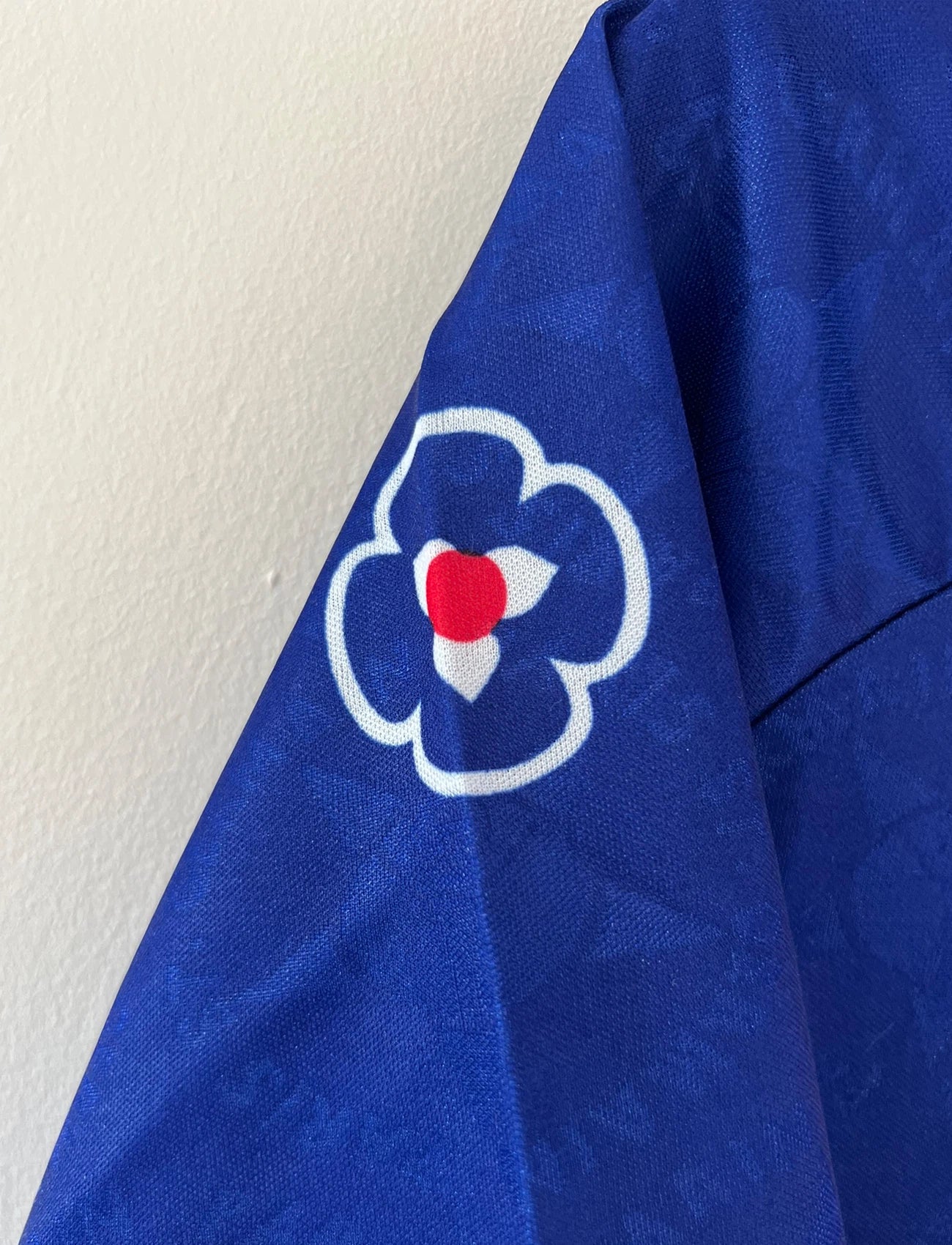 Maillot de foot vintage domicile du PSG de la saison 1994/1995 issu du stock pro. On peut retrouver l'équipementier Nike. Il s'agit d'un maillot authentique d'époque.