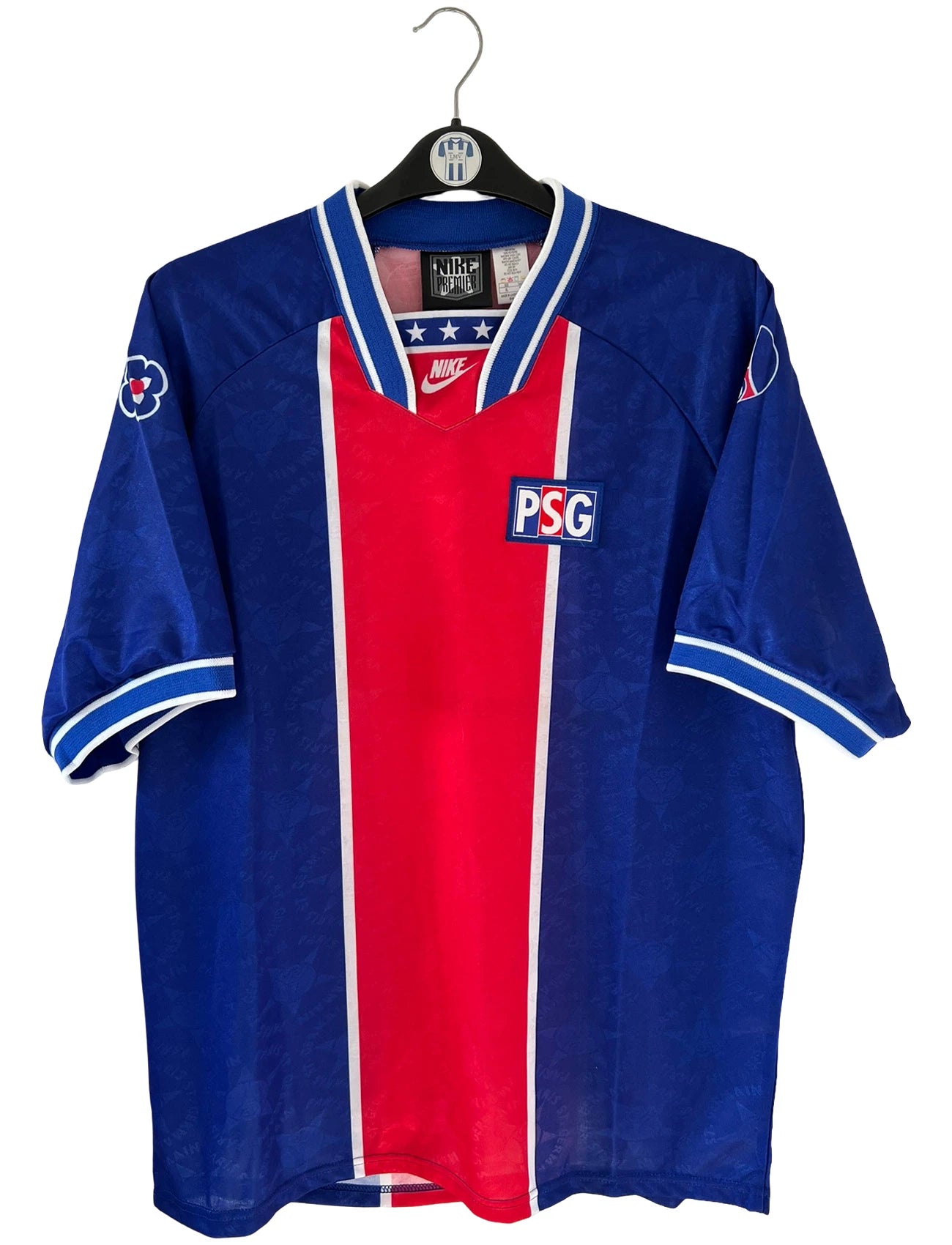 Maillot de foot vintage domicile du PSG de la saison 1994/1995 issu du stock pro. On peut retrouver l'équipementier Nike. Il s'agit d'un maillot authentique d'époque.