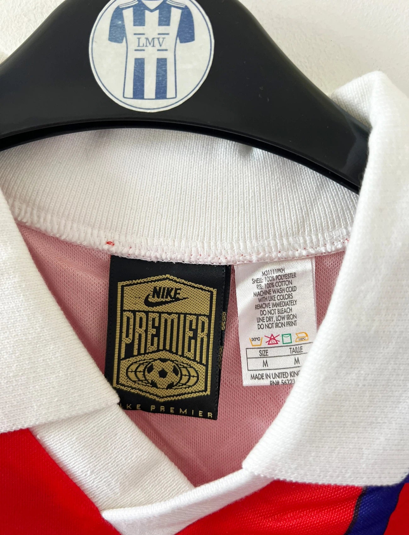 Maillot de foot vintage domicile rouge et bleu du PSG 1993/1994. On peut retrouver l'équipementier Nike et les sponsors Tourtel et commodore. Il s'agit d'un maillot authentique d'époque.