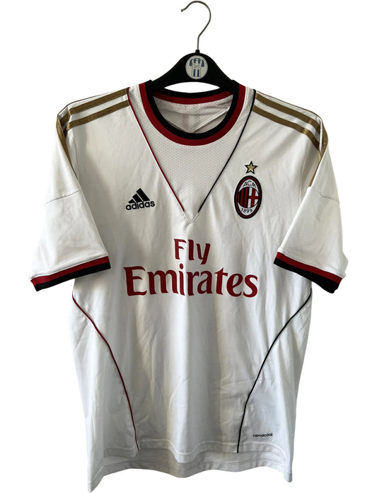 Maillot de foot vintage extérieur blanc de l'AC Milan 2013-2014. On peut retrouver l'équipementier Adidas et le sponsor Fly Emirates. Le maillot est floqué du numéro 22 Kaka. Il s'agit d'un maillot authentique d'époque.