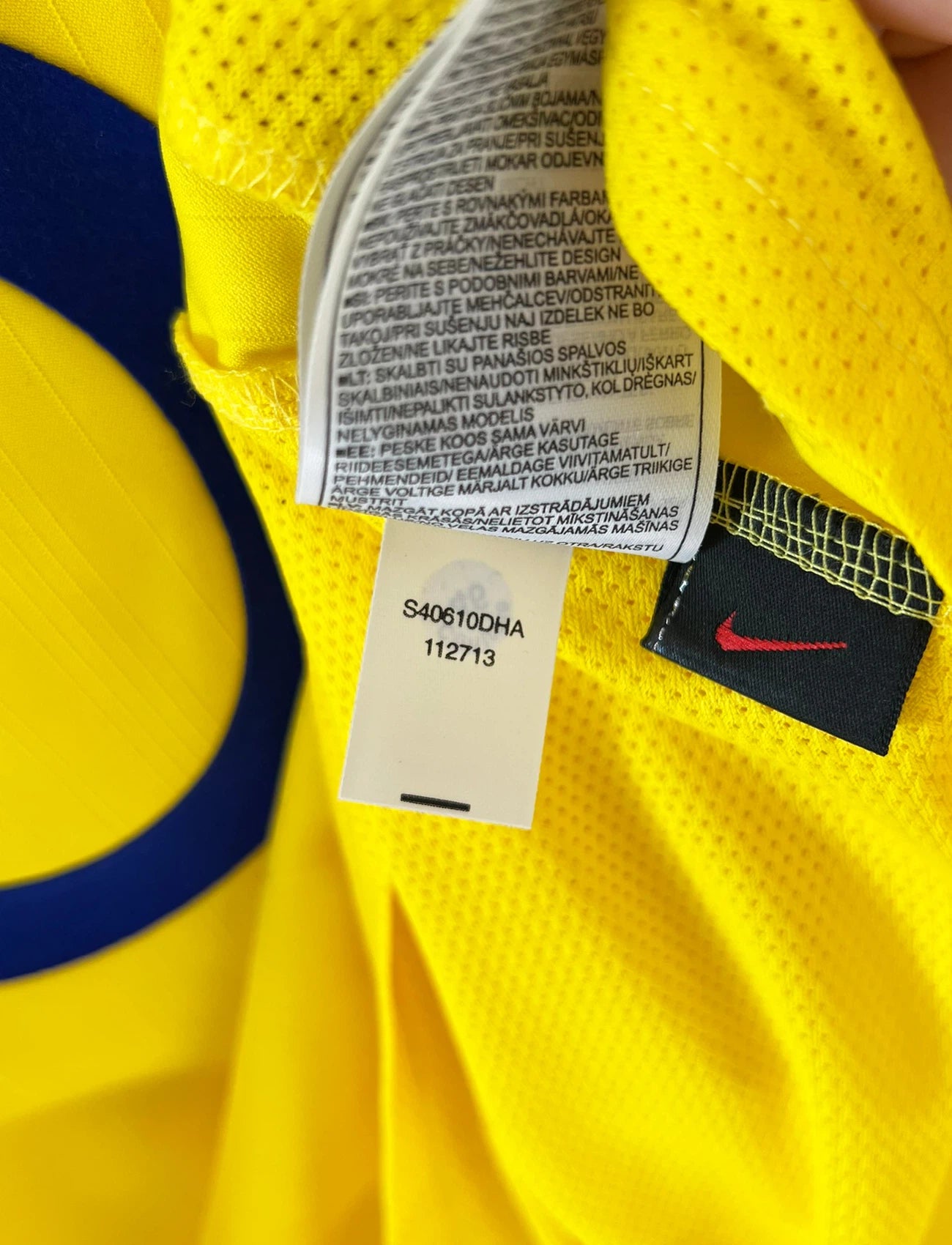 Maillot de foot vintage extérieur jaune d'arsenal de la saison 2003/2004. On peut retrouver l'équipementier Nike et le sponsor O2. Il s'agit d'un maillot authentique d'époque.