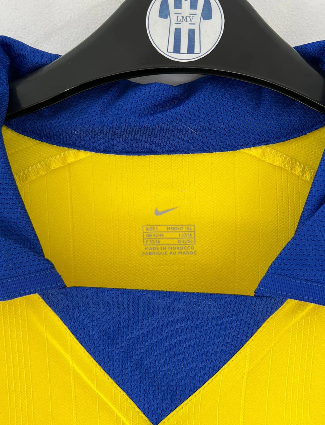 Maillot de foot vintage extérieur jaune d'arsenal de la saison 2003/2004. On peut retrouver l'équipementier Nike et le sponsor O2. Il s'agit d'un maillot authentique d'époque.
