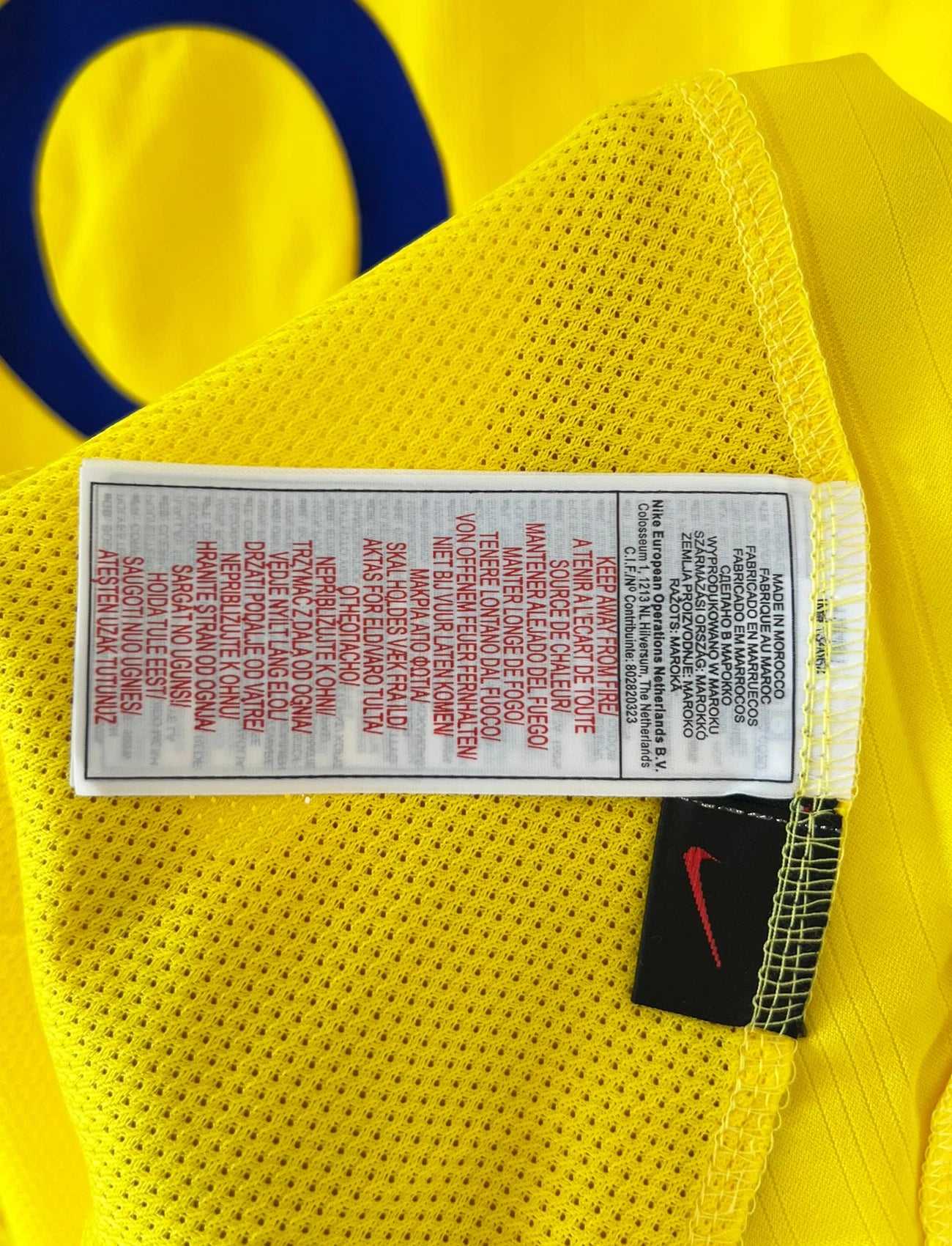 Maillot de foot vintage extérieur jaune d'arsenal de la saison 2003/2004. On peut retrouver l'équipementier Nike et le sponsor O2. Il s'agit d'un maillot authentique d'époque.