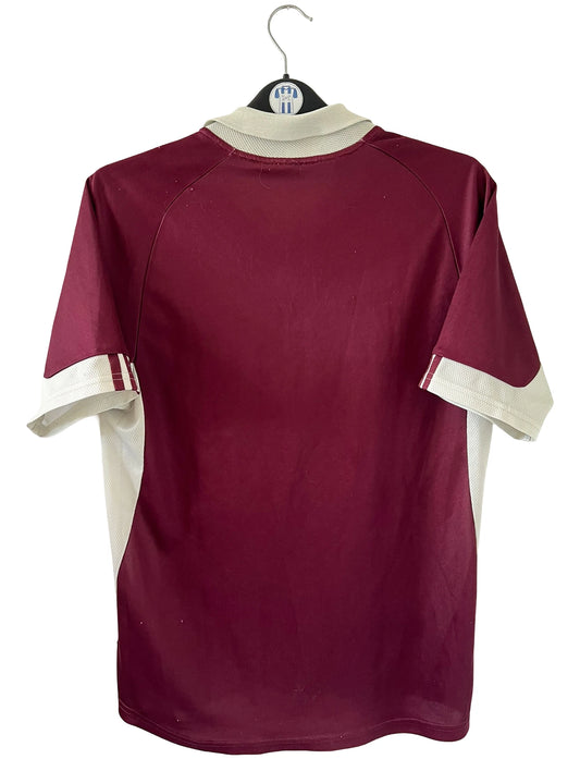 Maillot de foot vintage third rouge des girondins de bordeaux de la saison 2001/2002. On peut retrouver l'équipementier Adidas et le sponsor Siemens Mobile. Il s'agit d'un maillot authentique d'époque.