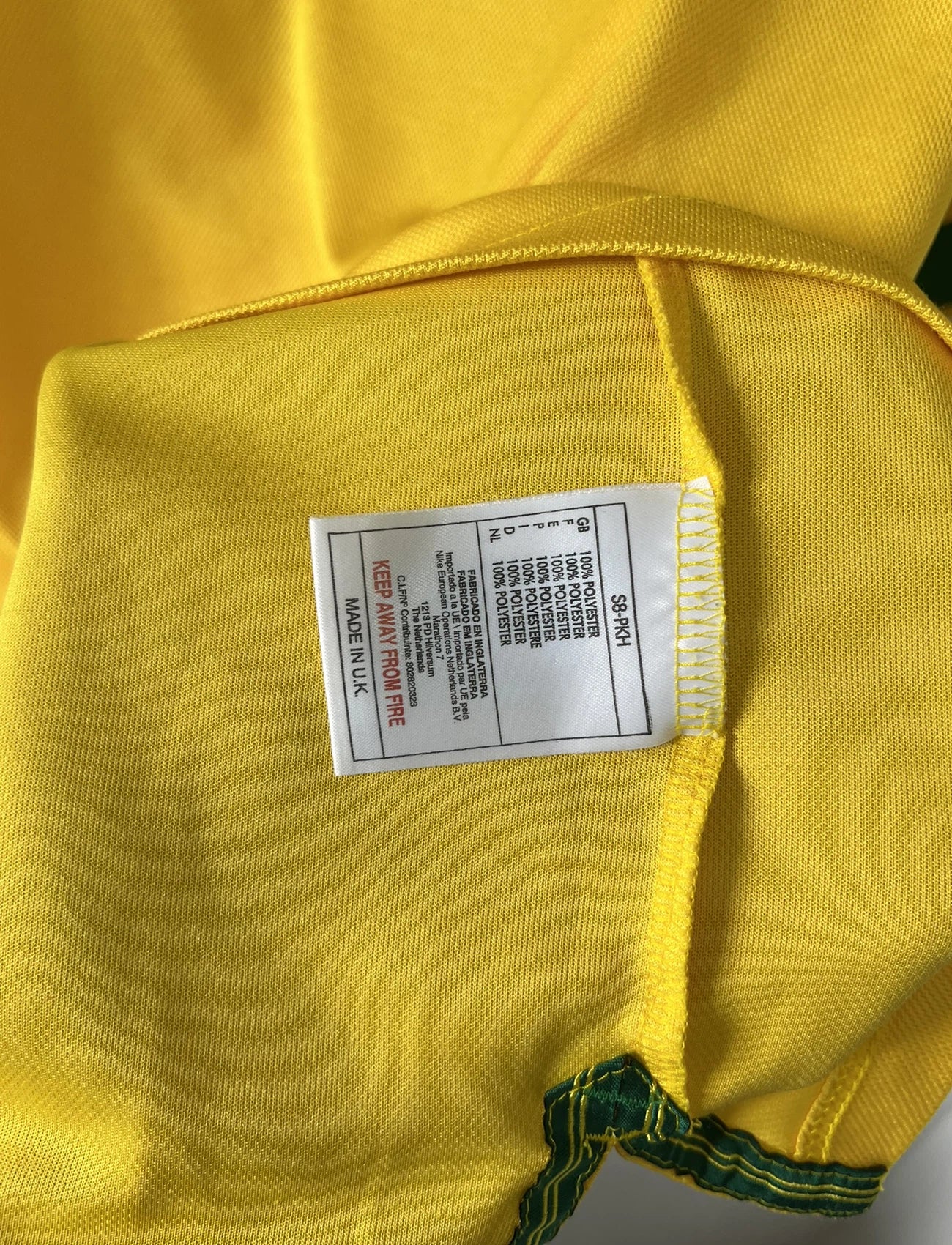 Maillot de foot vintage domicile du bresil 1998. Le maillot est de couleur jaune et vert. On peut retrouver l'équipementier nike. Ils 'agit d'un maillot authentique d'époque.