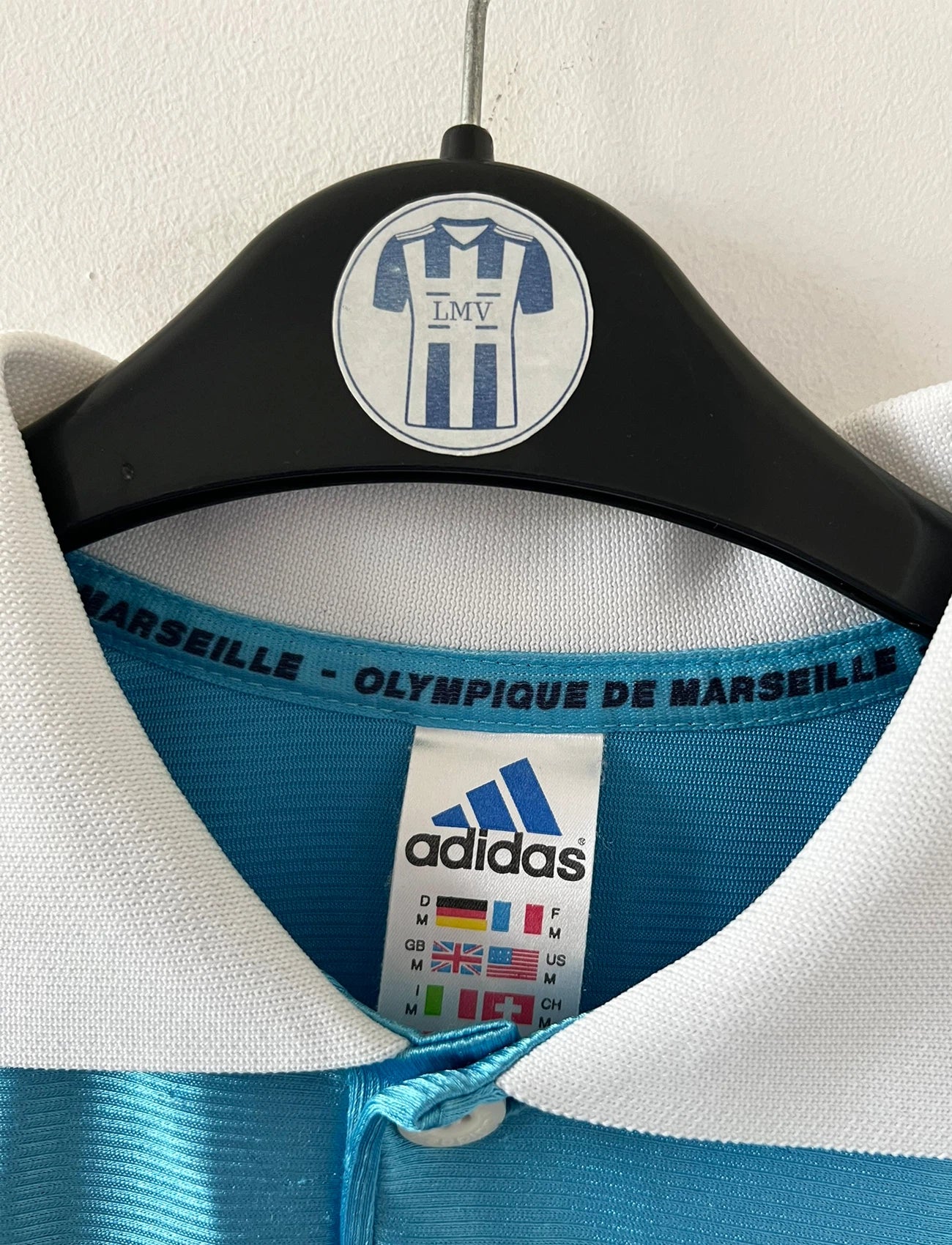 Maillot de foot vintage extérieur bleu de l'OM 1998/1999. On peut retrouver l'équipementier Adidas et le sponsor Ericsson. Il s'agit d'un maillot authentique d'époque.