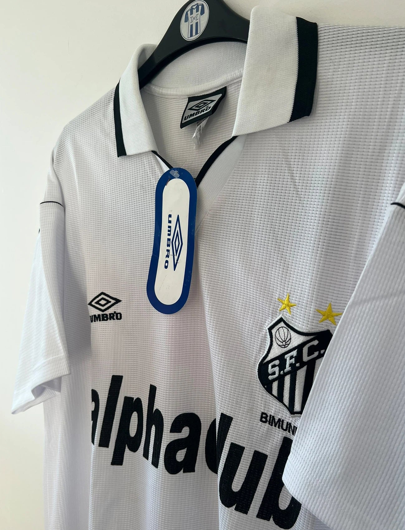 Maillot de foot vintage domicile blanc et noir de Santos de la saison 2000/2001. On peut retrouver l'équipementier Umbro et le sponsor Alphaclub. Il s'agit d'un maillot authentique d'époque.