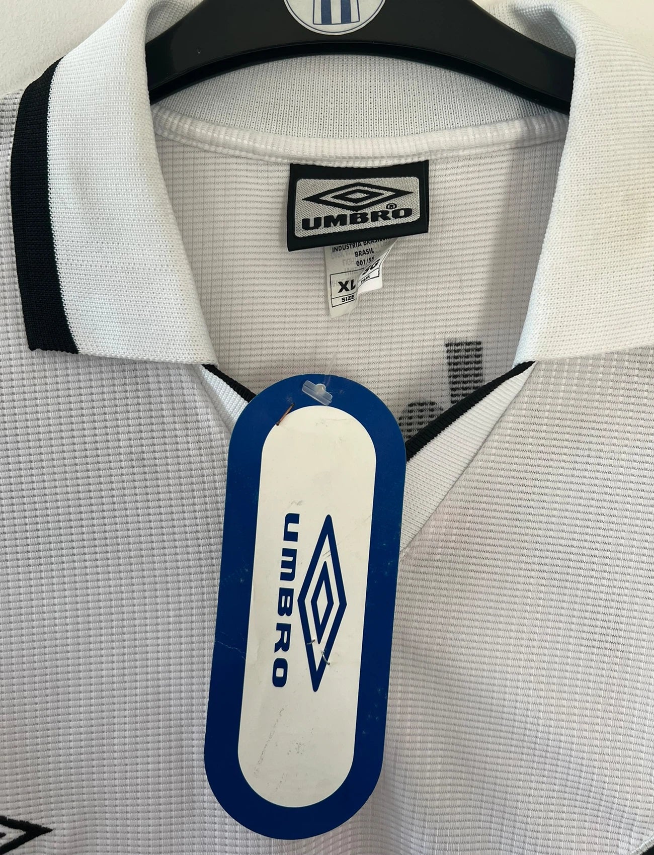 Maillot de foot vintage domicile blanc et noir de Santos de la saison 2000/2001. On peut retrouver l'équipementier Umbro et le sponsor Alphaclub. Il s'agit d'un maillot authentique d'époque.