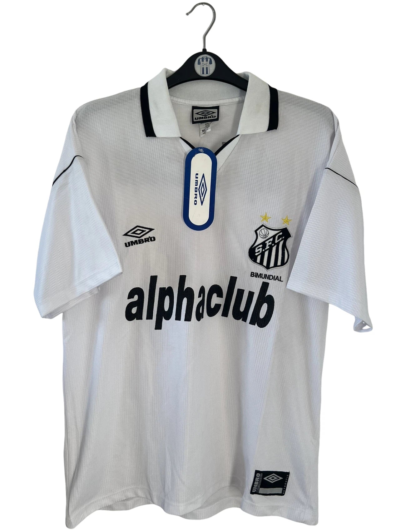 Maillot de foot vintage domicile blanc et noir de Santos de la saison 2000/2001. On peut retrouver l'équipementier Umbro et le sponsor Alphaclub. Il s'agit d'un maillot authentique d'époque.