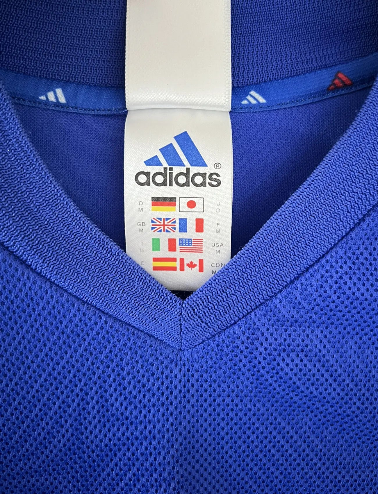 Maillot de foot vintage domicile de l'équipe de france 2002. Le maillot est de couleur bleu blanc et rouge. On peut retrouver l'équipementier adidas. Le maillot est floqué du numéro 10 Zinedine Zidane. Il s'agit d'un maillot authentique d'époque comportant les numéros 139531.