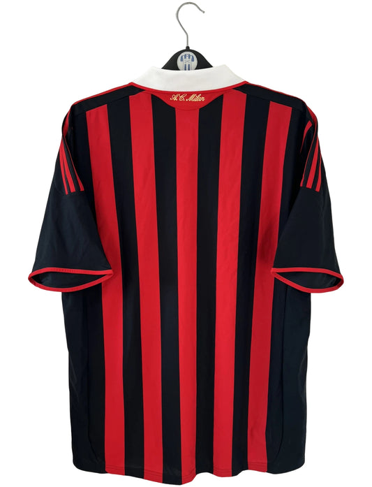 Maillot de foot vintage domicile rouge et noir de l'AC Milan saison 2009/2010. On peut retrouver l'équipementier Adidas et le sponsor Bwin. Il s'agit d'un maillot authentique d'époque.