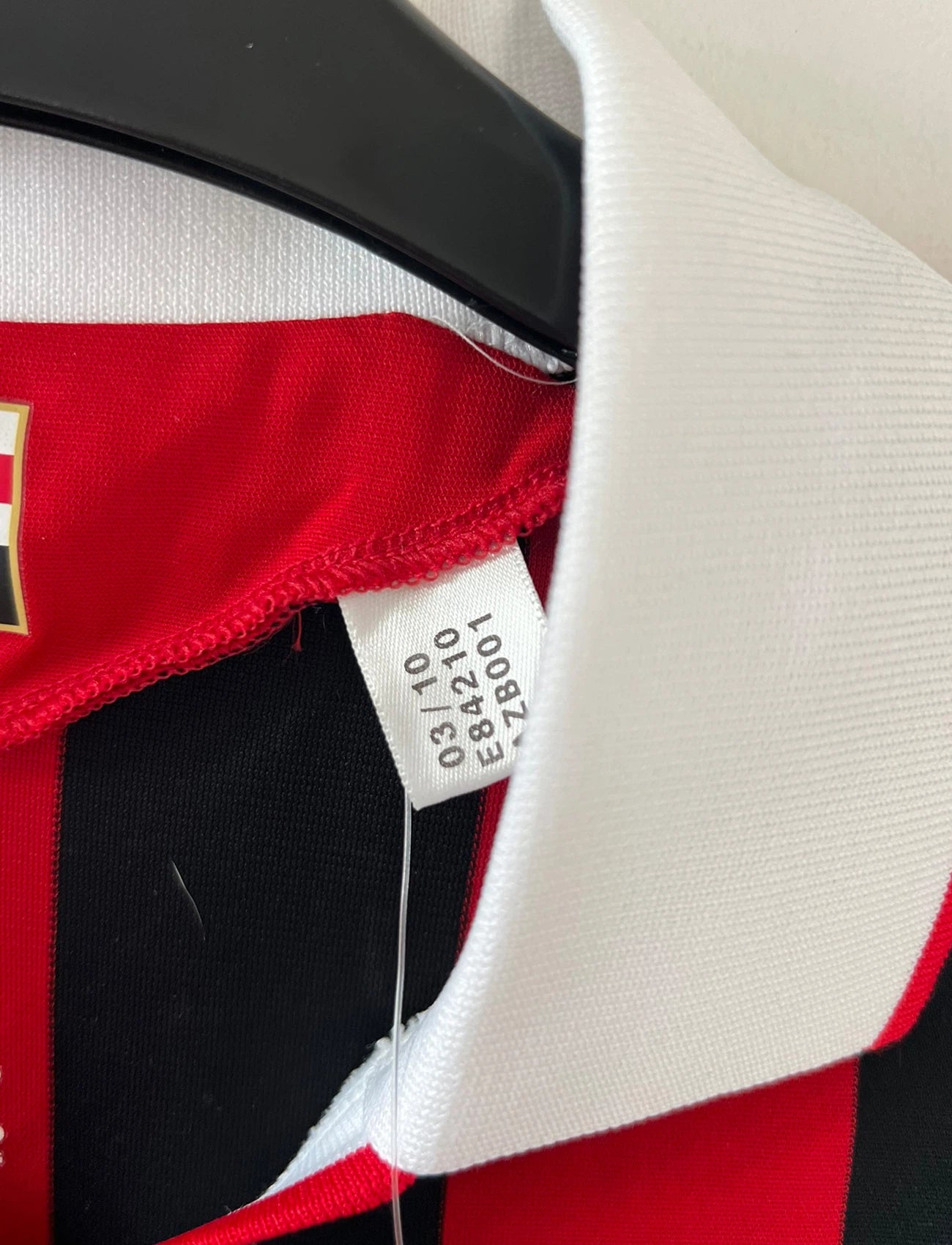Maillot de foot vintage domicile rouge et noir de l'AC Milan saison 2009/2010. On peut retrouver l'équipementier Adidas et le sponsor Bwin. Il s'agit d'un maillot authentique d'époque.