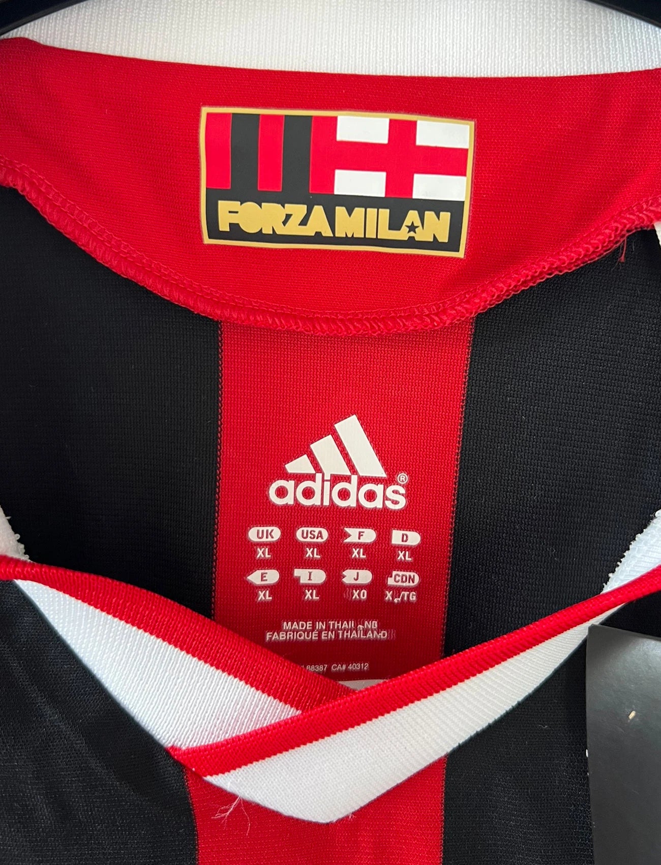 Maillot de foot vintage domicile rouge et noir de l'AC Milan saison 2009/2010. On peut retrouver l'équipementier Adidas et le sponsor Bwin. Il s'agit d'un maillot authentique d'époque.