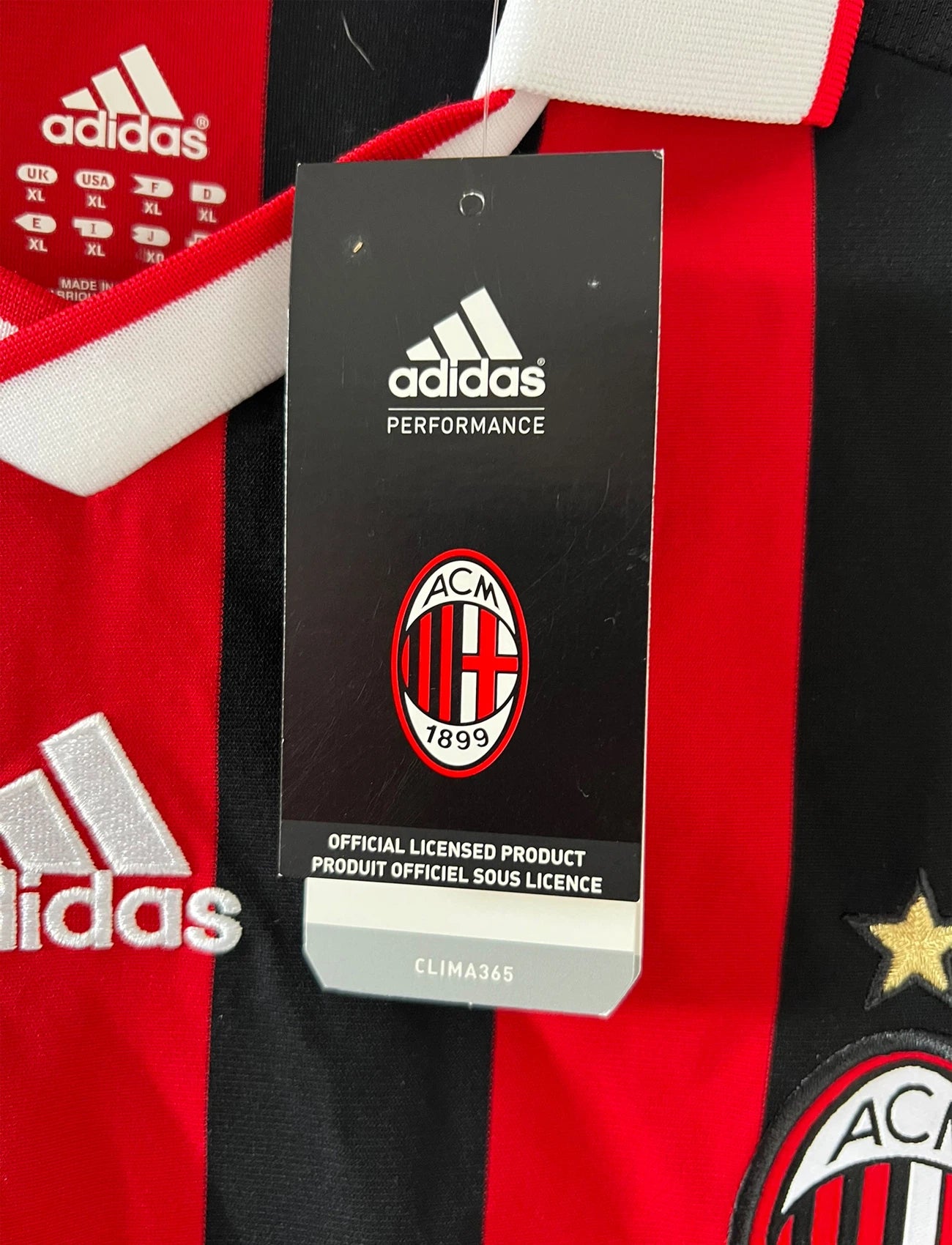 Maillot de foot vintage domicile rouge et noir de l'AC Milan saison 2009/2010. On peut retrouver l'équipementier Adidas et le sponsor Bwin. Il s'agit d'un maillot authentique d'époque.