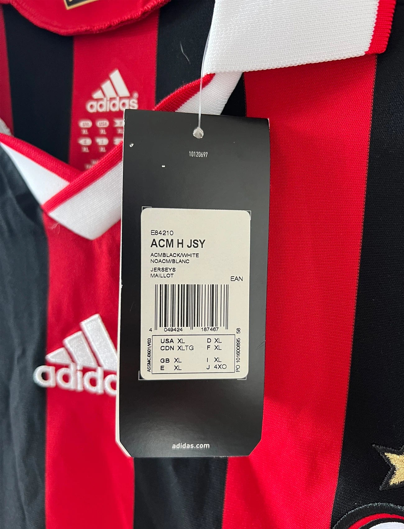 Maillot de foot vintage domicile rouge et noir de l'AC Milan saison 2009/2010. On peut retrouver l'équipementier Adidas et le sponsor Bwin. Il s'agit d'un maillot authentique d'époque.