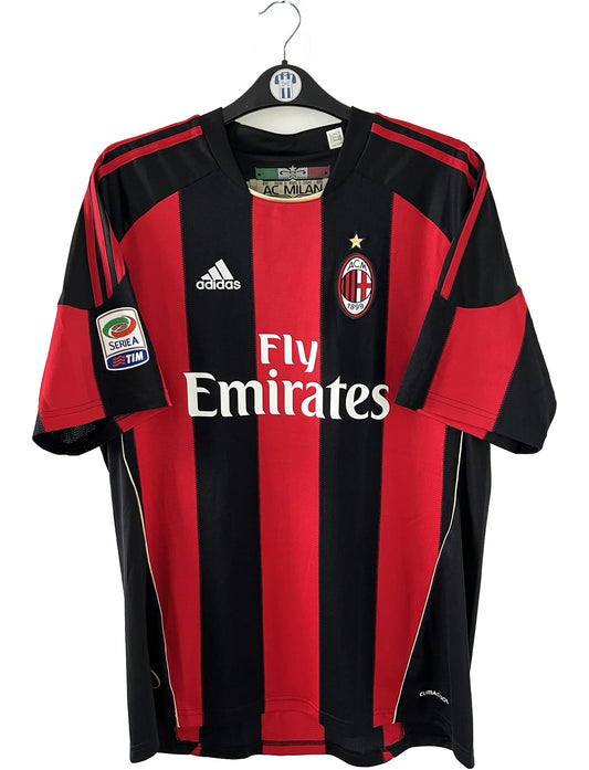 Maillot de foot vintage domicile de l'AC Milan de la saison 2010/2011. On peut retrouver l'équipementier Adidas et le sponsor Fly Emirates. Le maillot est floqué du numéro 10 Clarence Seedorf. Il s'agit d'un maillot authentique d'époque comportant les numéros P96288