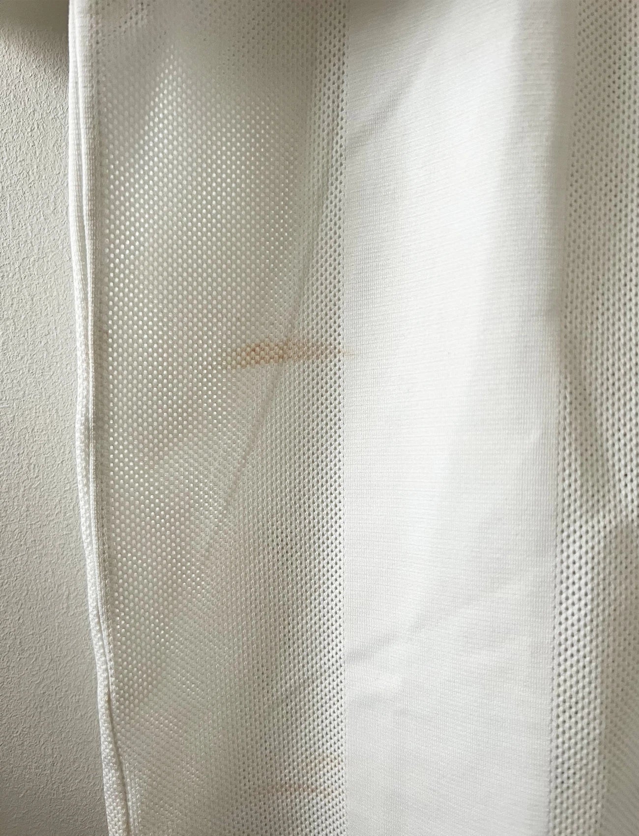 Maillot de foot vintage domicile blanc de l'AJ Auxerre 1997/1998. On peut retrouver l'équipementier Adidas et le sponsor FIMAGEST. Il s'agit d'un maillot authentique d'époque.