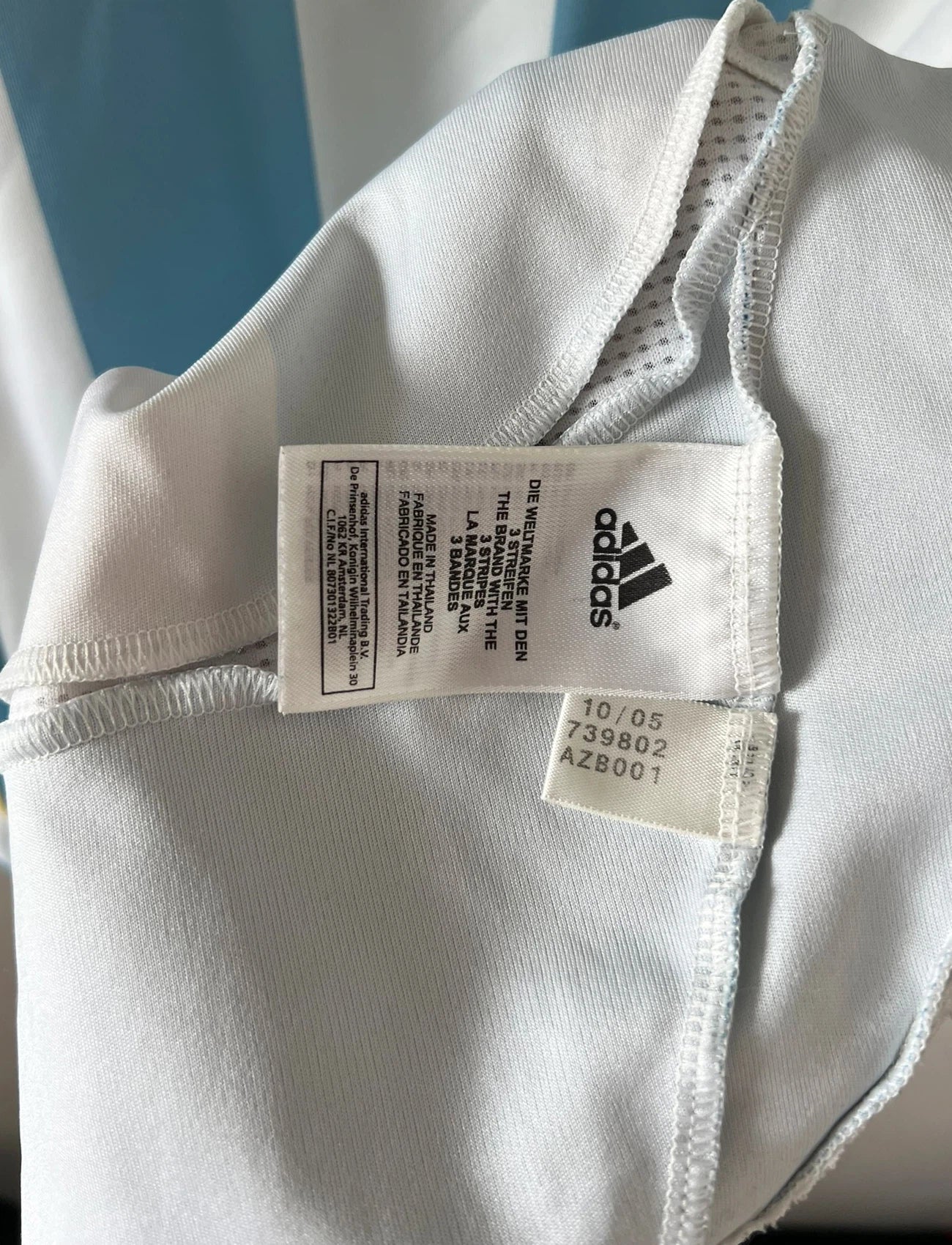 Maillot de foot vintage domicile de l'Argentine 2006. On peut retrouver l'équipementier Adidas. Le maillot est floqué du numéro 19 Messi. Il s'agit d'un maillot authentique d'époque.
