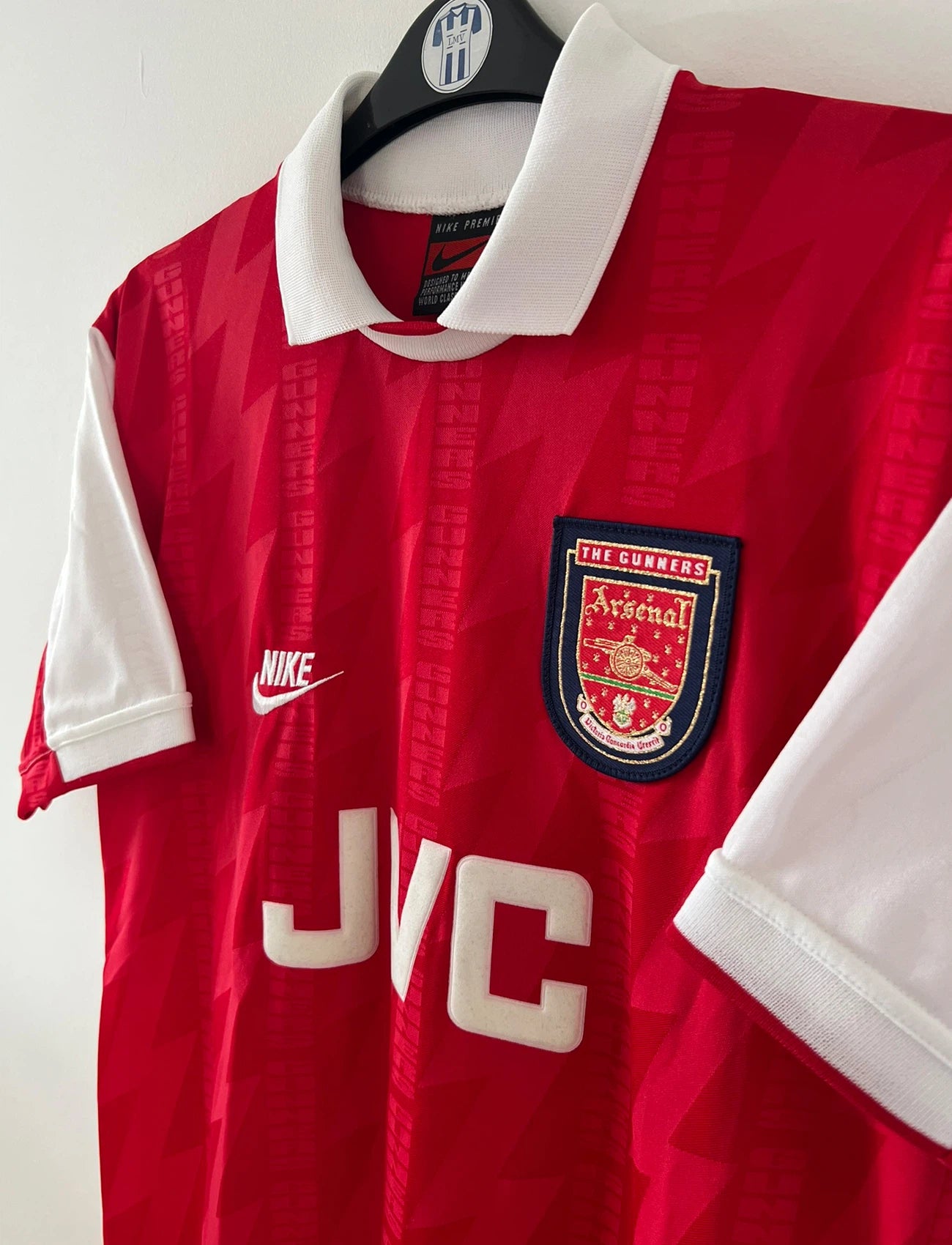 Maillot de foot vintage domicile rouge et blanc d'arsenal saison 1995/1996. On peut retrouver l'équipementier Nike et le sponsor JVC. Il s'agit d'un maillot authentique d'époque.