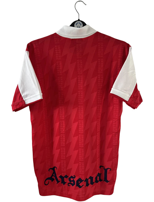 Maillot de foot vintage domicile rouge et blanc d'arsenal saison 1995/1996. On peut retrouver l'équipementier Nike et le sponsor JVC. Il s'agit d'un maillot authentique d'époque.