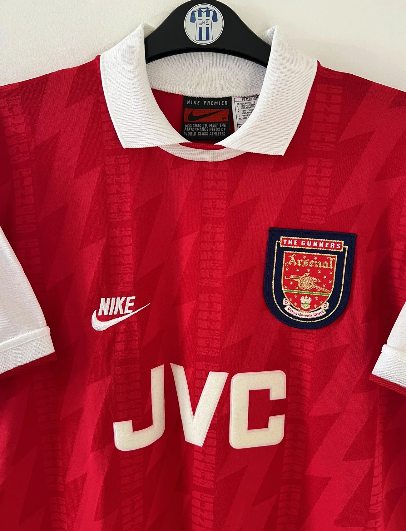 Maillot de foot vintage domicile rouge et blanc d'arsenal saison 1995/1996. On peut retrouver l'équipementier Nike et le sponsor JVC. Il s'agit d'un maillot authentique d'époque.