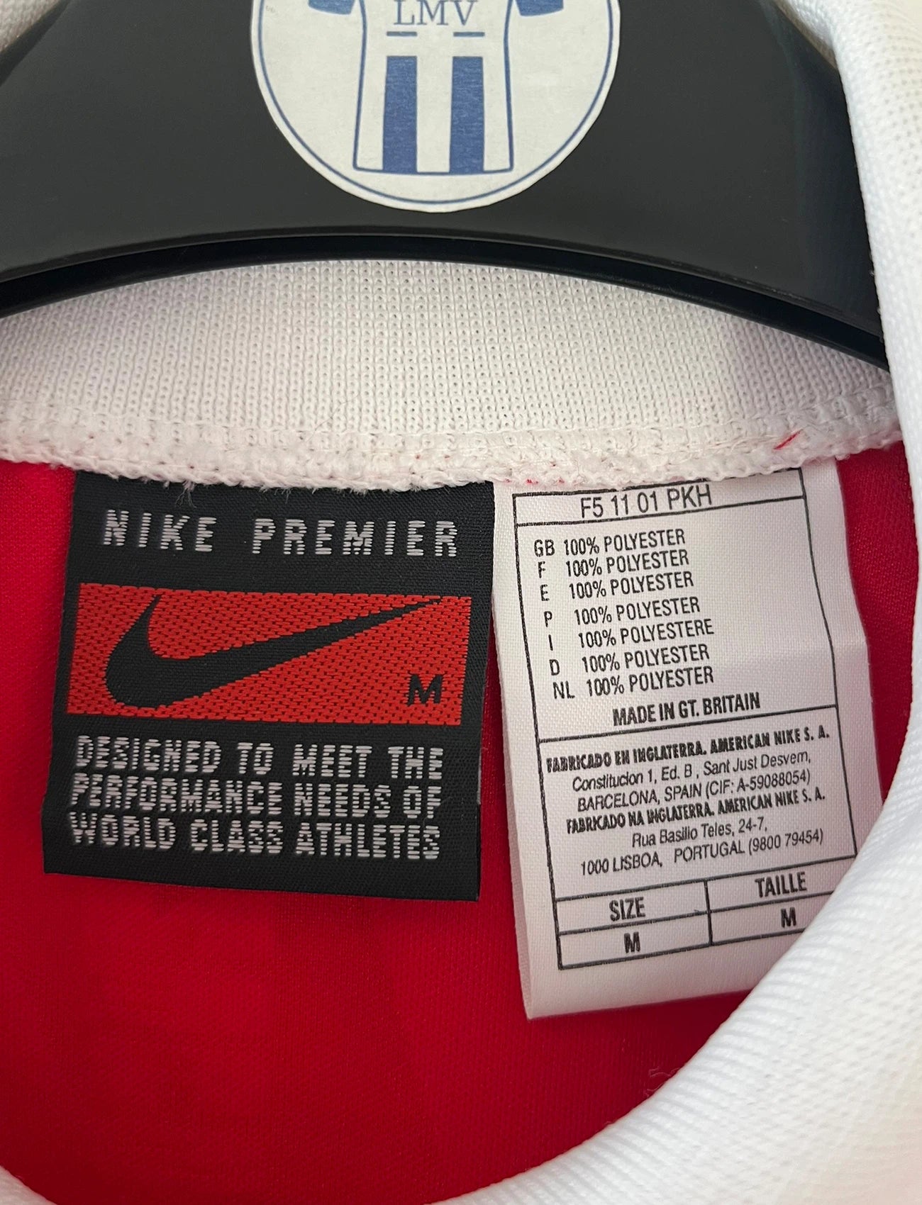 Maillot de foot vintage domicile rouge et blanc d'arsenal saison 1995/1996. On peut retrouver l'équipementier Nike et le sponsor JVC. Il s'agit d'un maillot authentique d'époque.