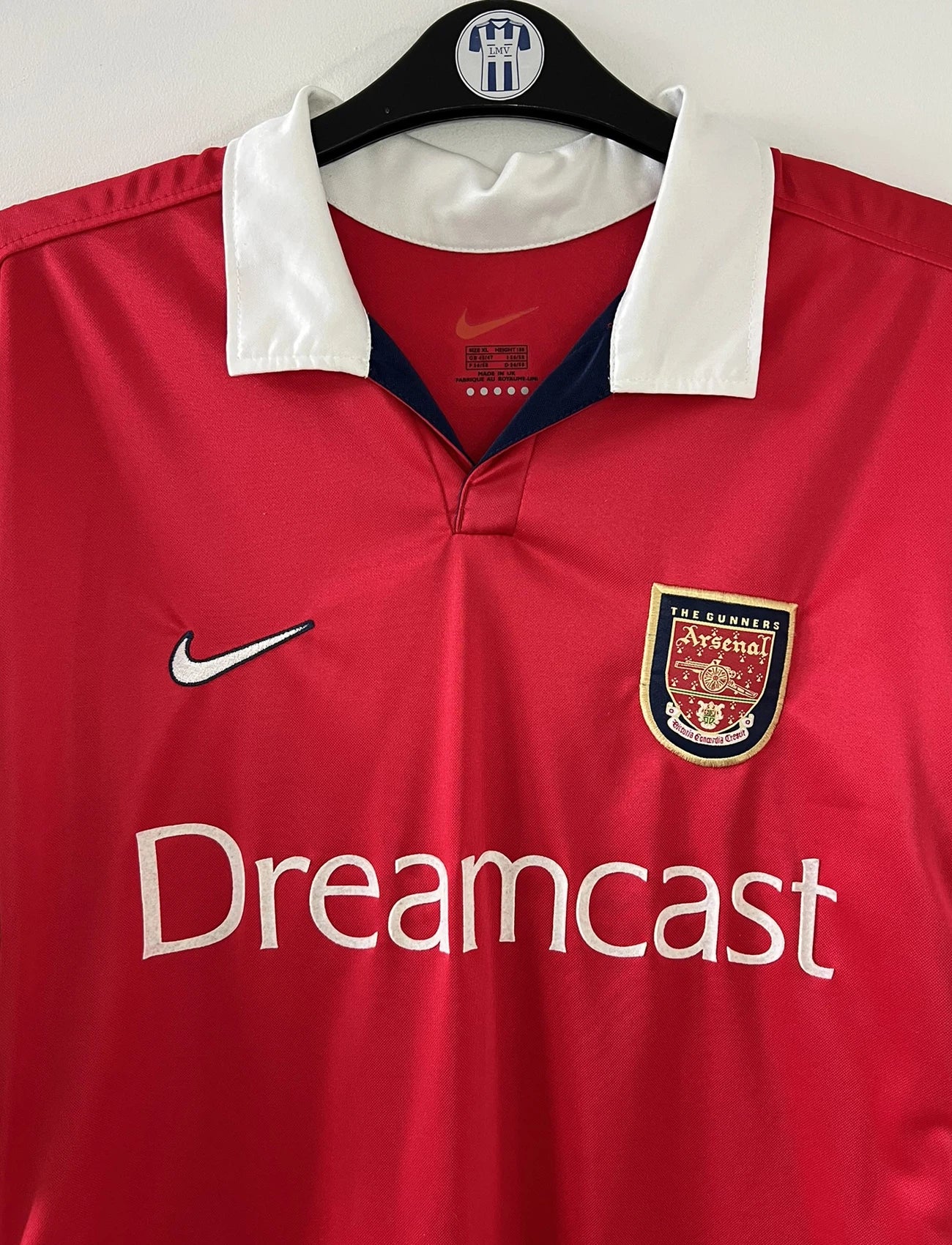 Maillot de foot vintage domicile rouge d'arsenal de la saison 1999/2000. On peut retrouver l'équipementier Nike et le sponsor Dreamcast. Le maillot est floqué du numéro 11 Marc Overmars. Il s'agit d'un maillot authentique d'époque.