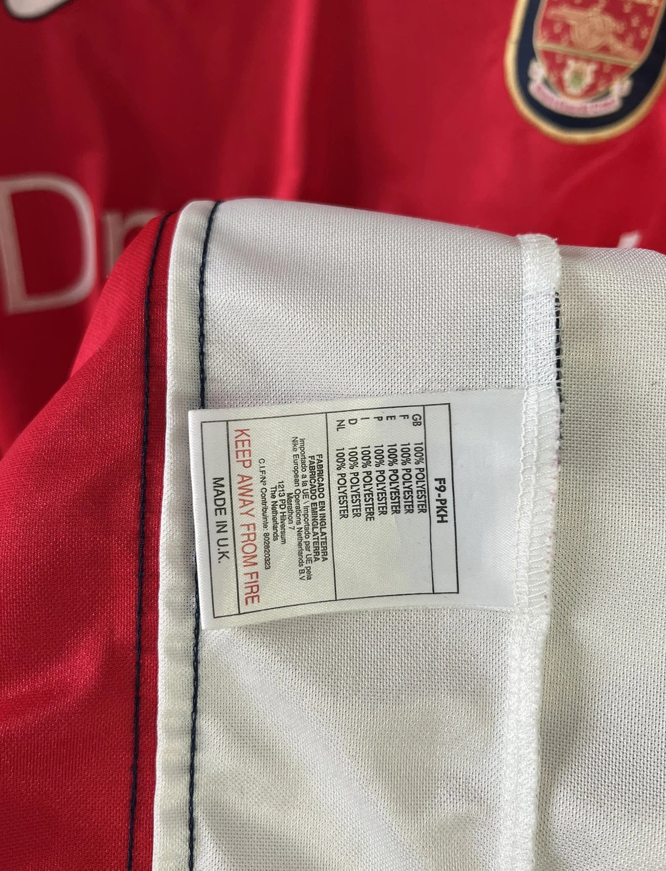 Maillot de foot vintage domicile rouge d'arsenal de la saison 1999/2000. On peut retrouver l'équipementier Nike et le sponsor Dreamcast. Le maillot est floqué du numéro 11 Marc Overmars. Il s'agit d'un maillot authentique d'époque.