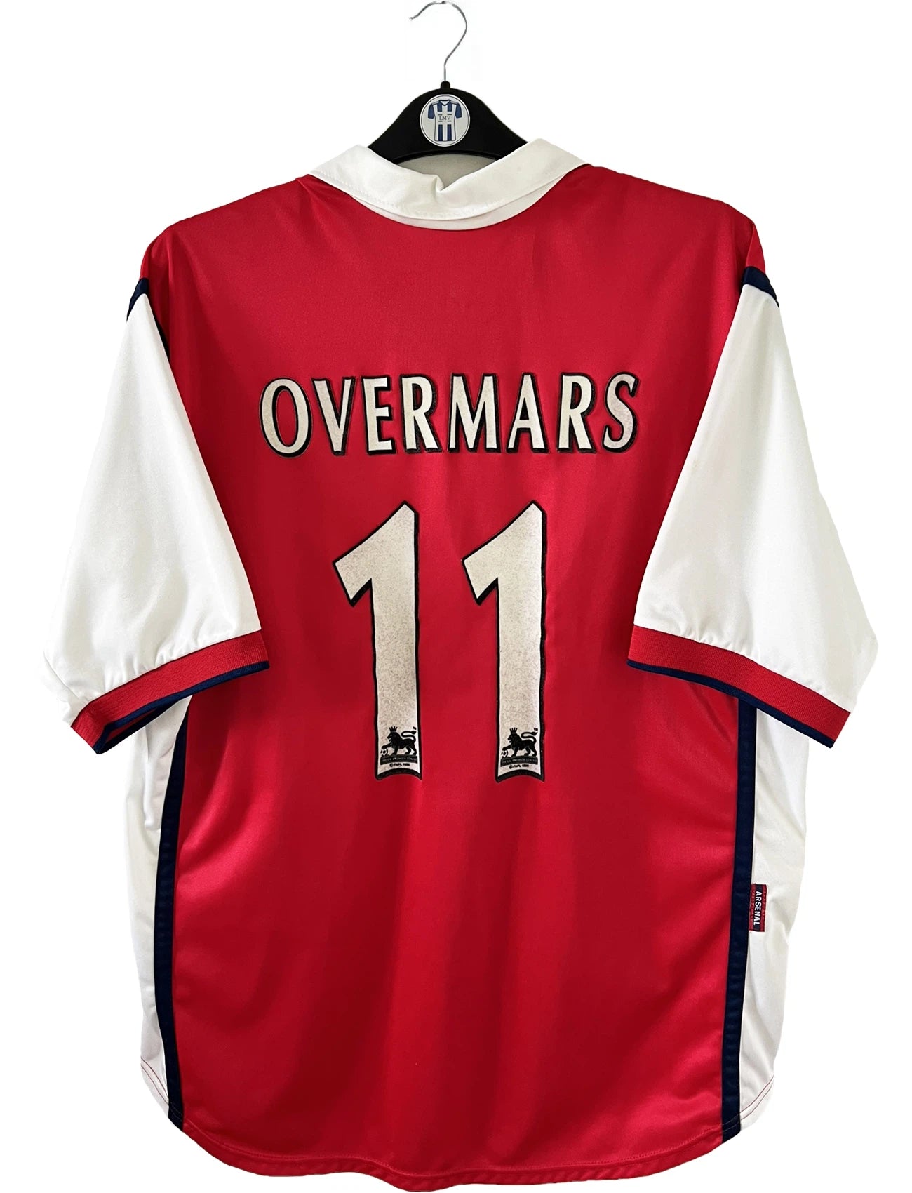 Maillot de foot vintage domicile rouge d'arsenal de la saison 1999/2000. On peut retrouver l'équipementier Nike et le sponsor Dreamcast. Le maillot est floqué du numéro 11 Marc Overmars. Il s'agit d'un maillot authentique d'époque.