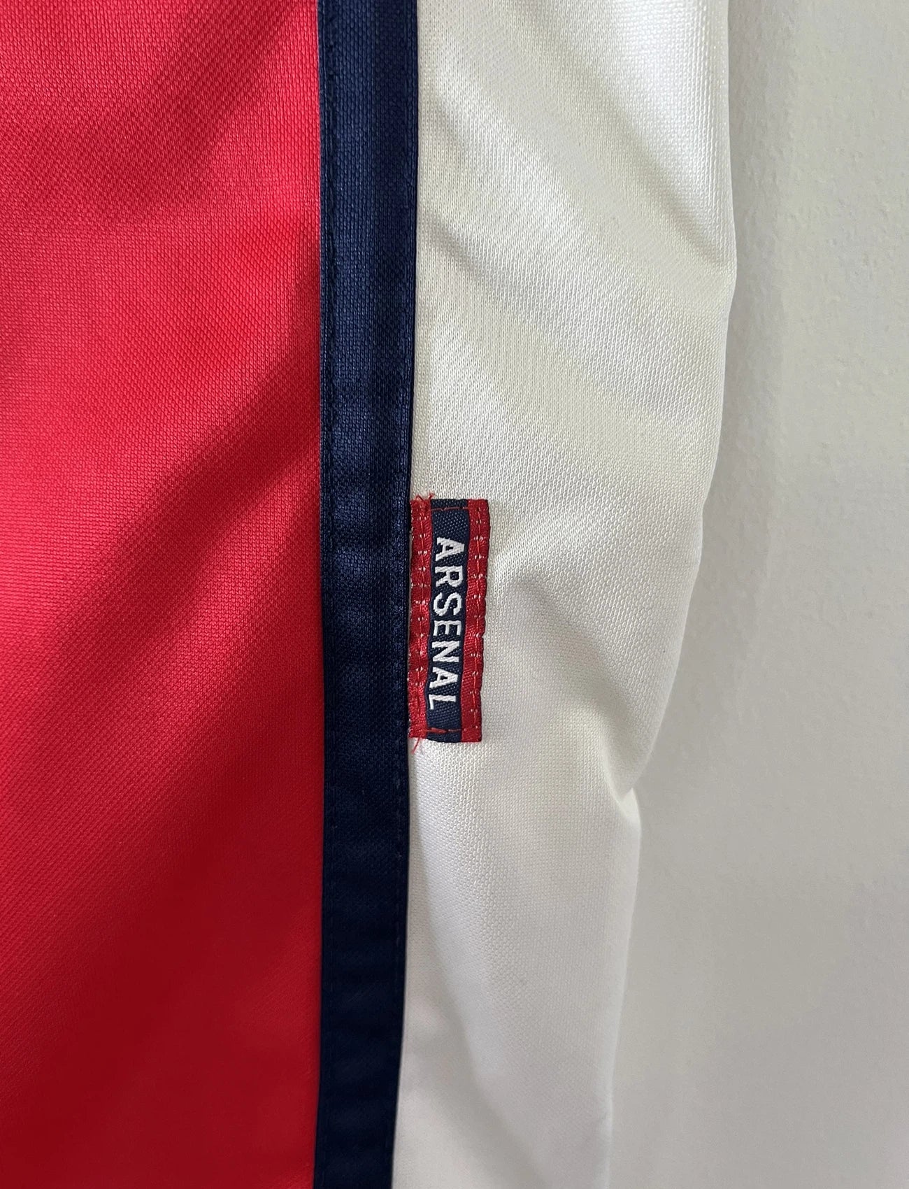 Maillot de foot vintage domicile rouge d'arsenal de la saison 1999/2000. On peut retrouver l'équipementier Nike et le sponsor Dreamcast. Le maillot est floqué du numéro 11 Marc Overmars. Il s'agit d'un maillot authentique d'époque.