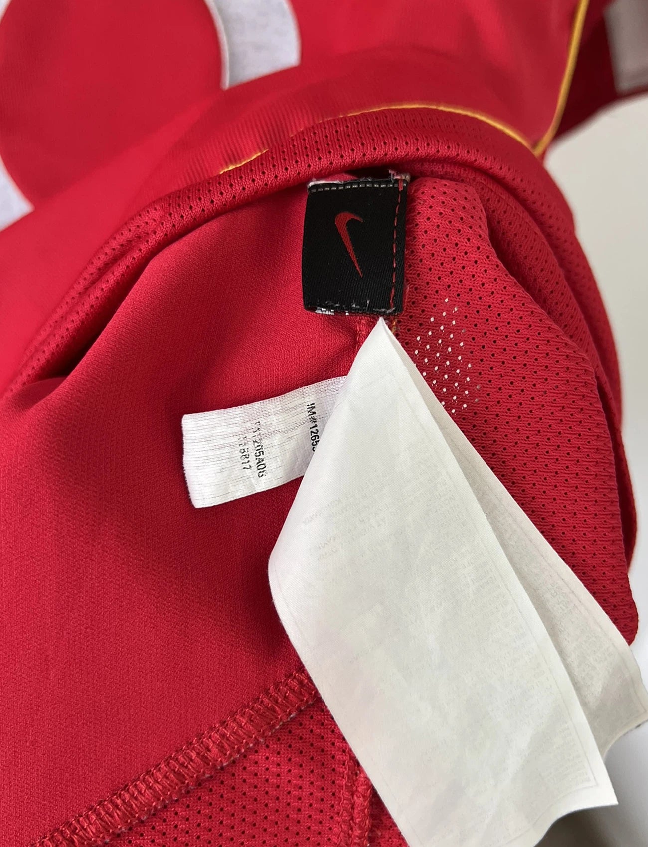 Maillot de foot vintage domicile d'arsenal de la saison 2004/2005. Le maillot est de couleur rouge et blanc. On peut retrouver l'équipementier nike et le sponsor O2 en feutrine. Il s'agit d'un maillot authentique d'époque.