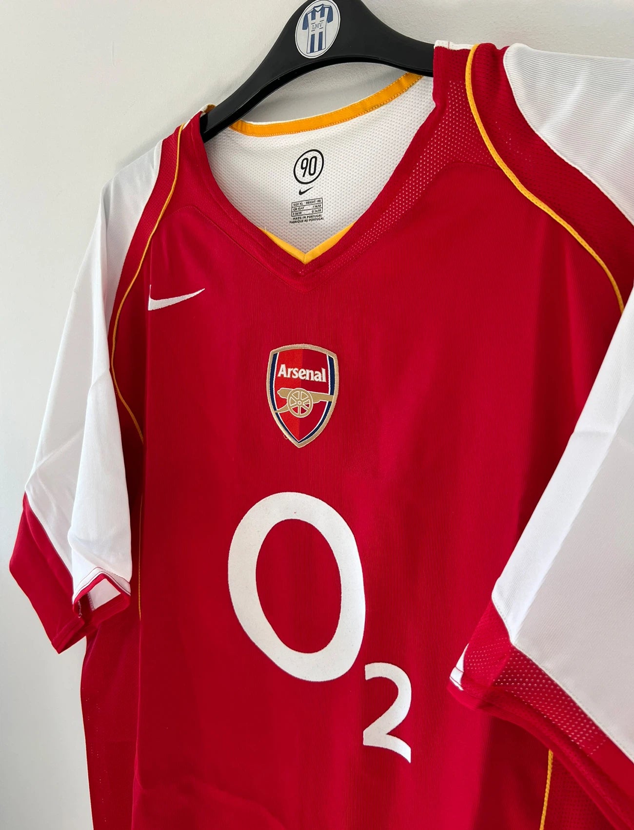Maillot de foot vintage domicile d'Arsenal de la saison 2004/2005. On peut retrouver l'équipementier Nike et le sponsor O2. Il s'agit d'un maillot authentique d'époque.