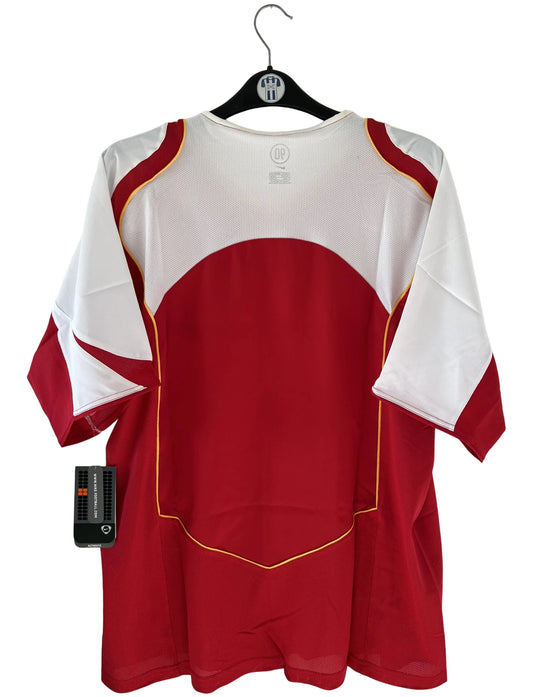Maillot de foot vintage domicile d'Arsenal de la saison 2004/2005. On peut retrouver l'équipementier Nike et le sponsor O2. Il s'agit d'un maillot authentique d'époque.