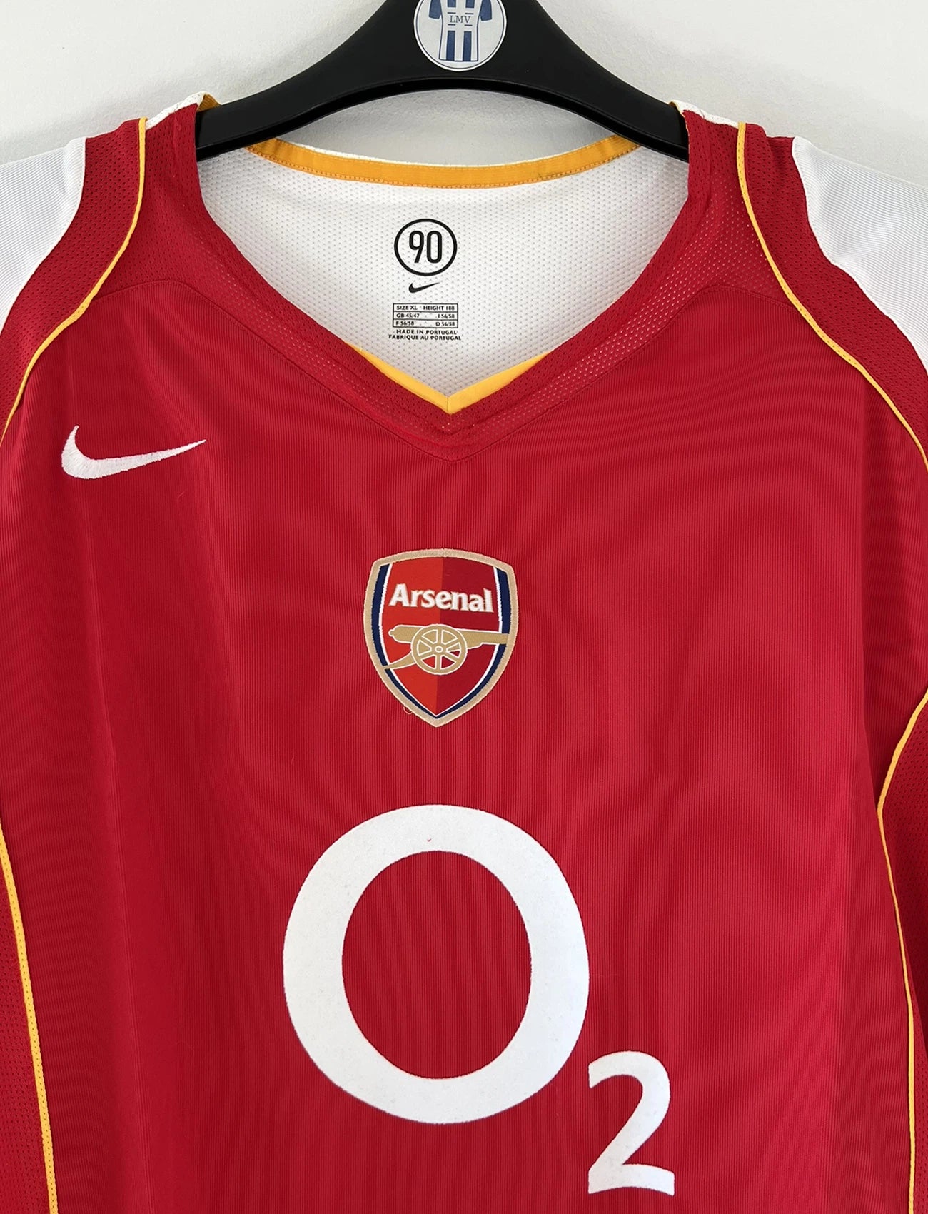 Maillot de foot vintage domicile d'Arsenal de la saison 2004/2005. On peut retrouver l'équipementier Nike et le sponsor O2. Il s'agit d'un maillot authentique d'époque.