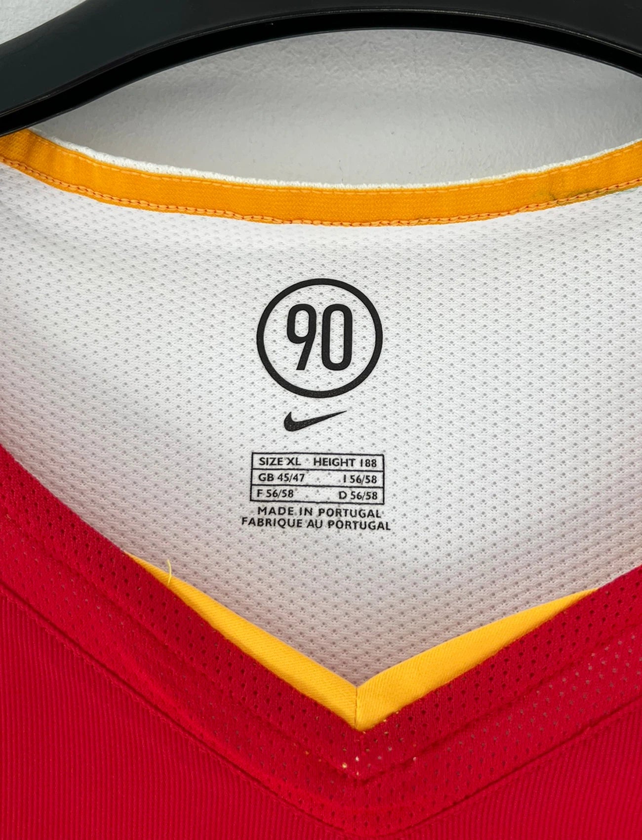 Maillot de foot vintage domicile d'Arsenal de la saison 2004/2005. On peut retrouver l'équipementier Nike et le sponsor O2. Il s'agit d'un maillot authentique d'époque.