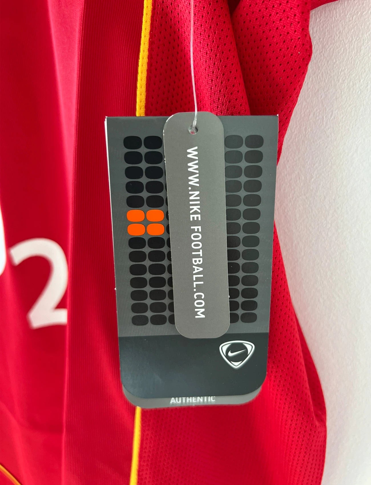 Maillot de foot vintage domicile d'Arsenal de la saison 2004/2005. On peut retrouver l'équipementier Nike et le sponsor O2. Il s'agit d'un maillot authentique d'époque.