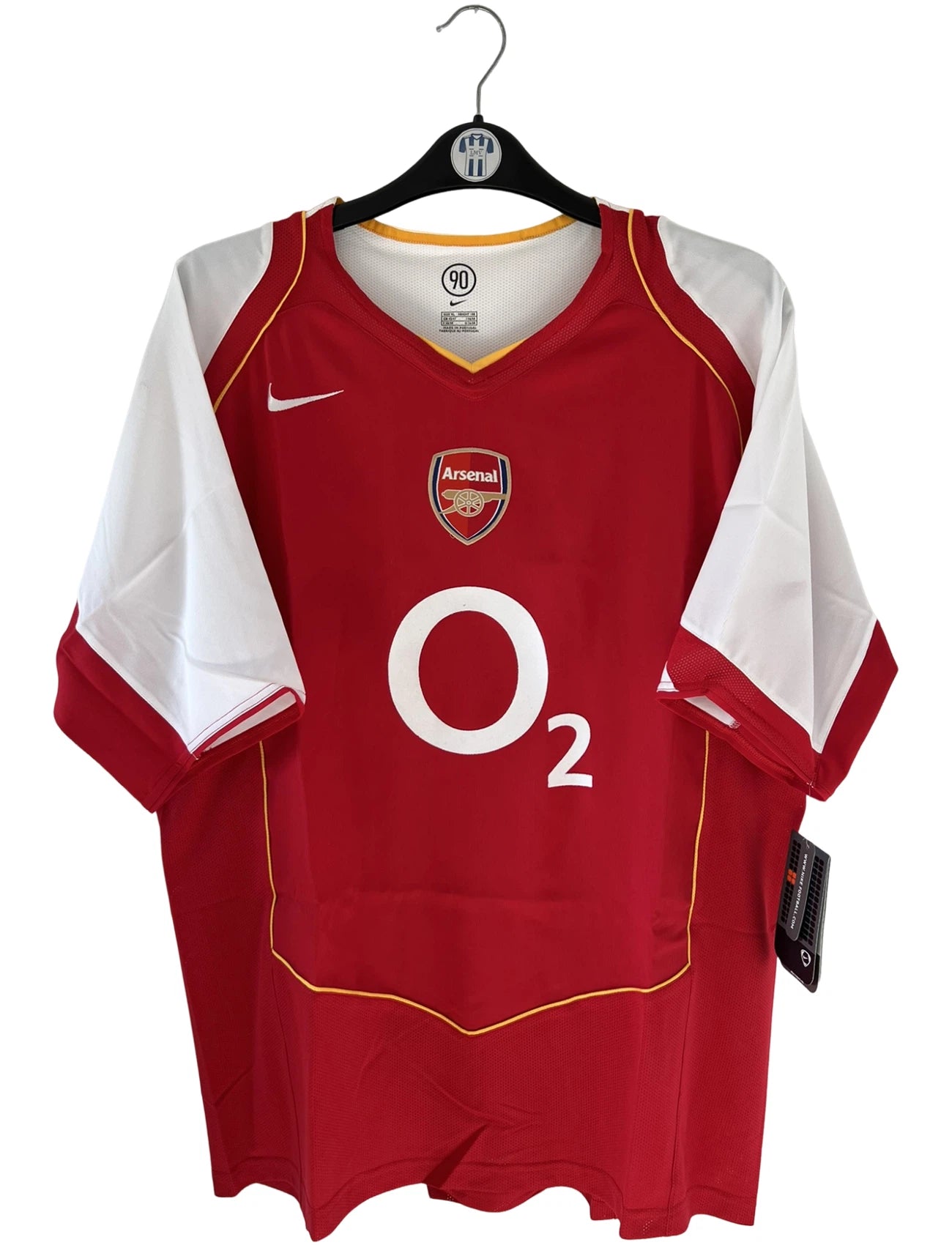 Maillot de foot vintage domicile d'Arsenal de la saison 2004/2005. On peut retrouver l'équipementier Nike et le sponsor O2. Il s'agit d'un maillot authentique d'époque.