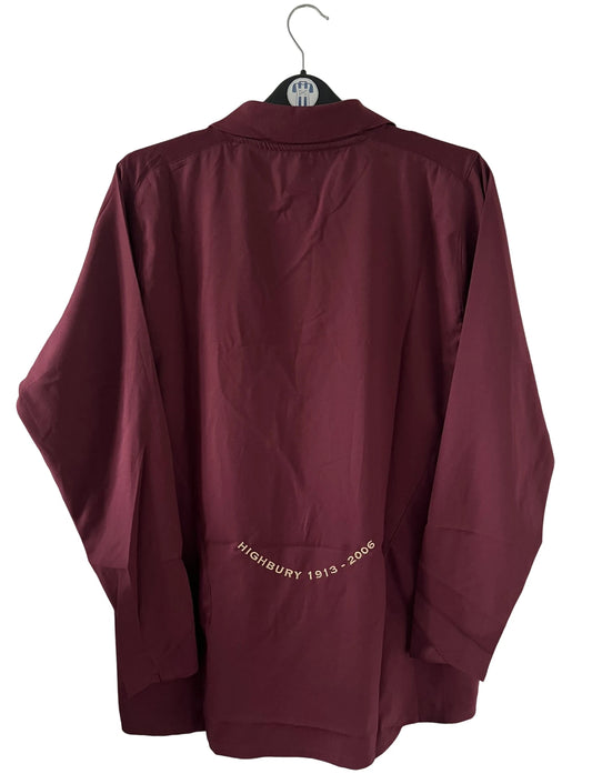 Maillot de foot vintage domicile rouge d'Arsenal de la saison 2005/2006. On peut retrouver l'équipementier Nike et le sponsor O2. Il s'agit d'un maillot authentique d'époque.