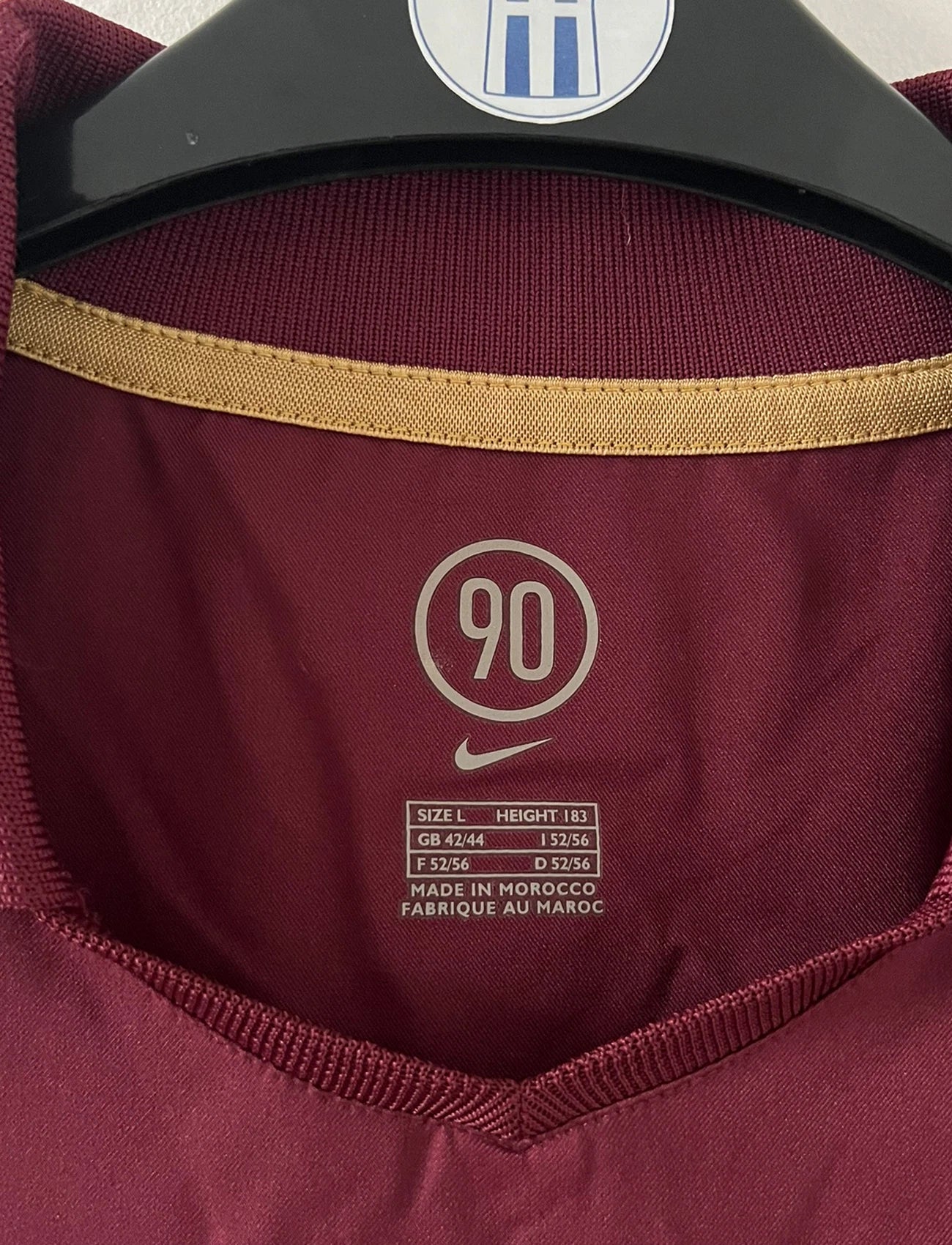 Maillot de foot vintage domicile rouge d'Arsenal de la saison 2005/2006. On peut retrouver l'équipementier Nike et le sponsor O2. Il s'agit d'un maillot authentique d'époque.